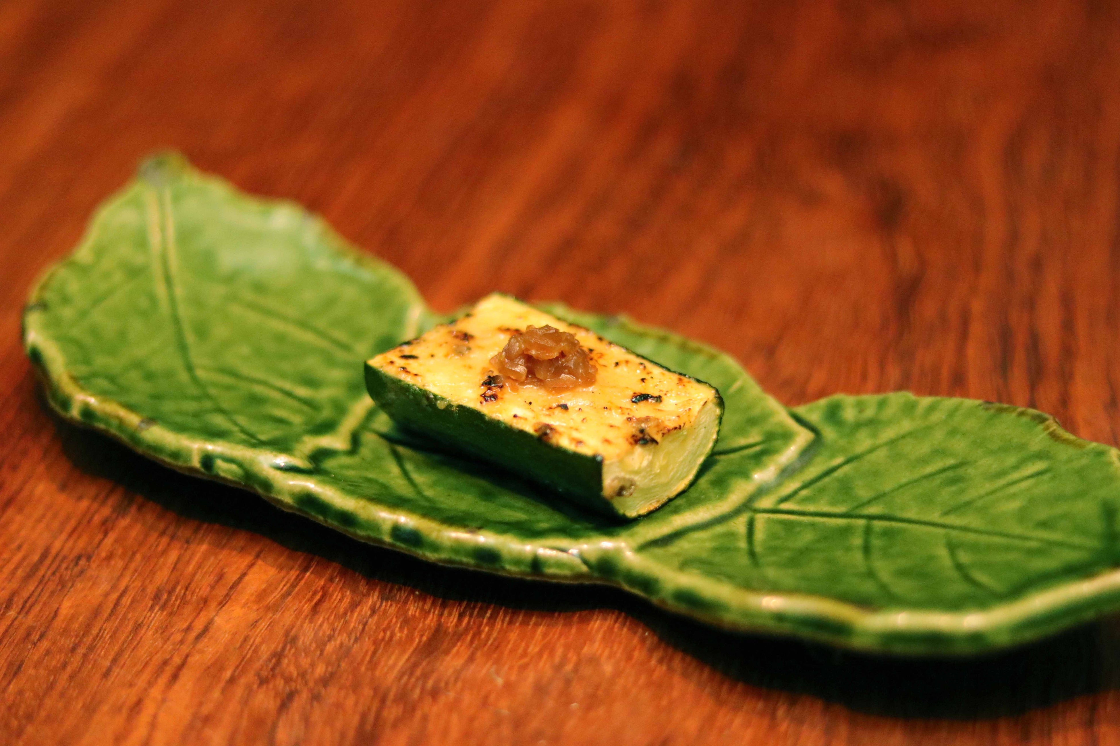 ズーキーニ西京バター焼：西京バターをのせたズッキーニに、焼いて乾燥させたいかの塩辛をアクセントに添えて。