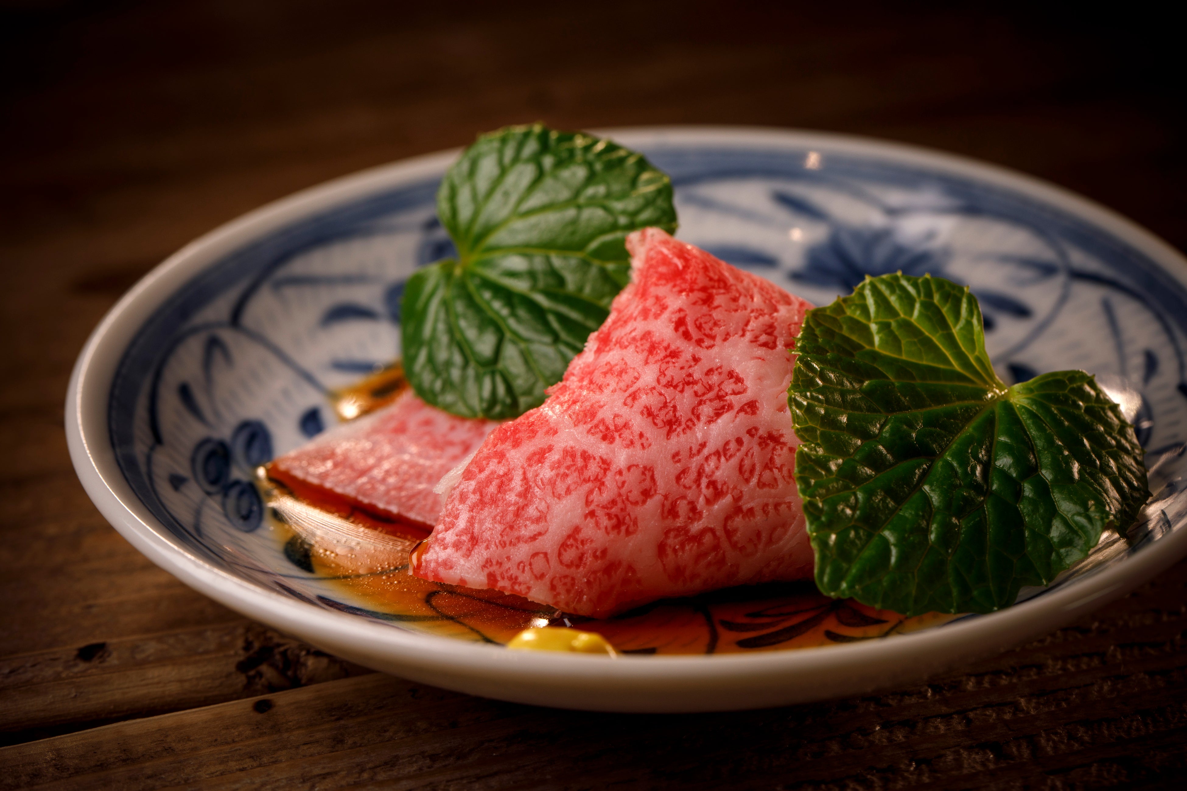 純生 肉刺し：上質でフレッシュなオリーブ牛の肉刺し。とろけるような口どけと共にコクのある旨みを感じながらも、あっさりとした上品な味わい。