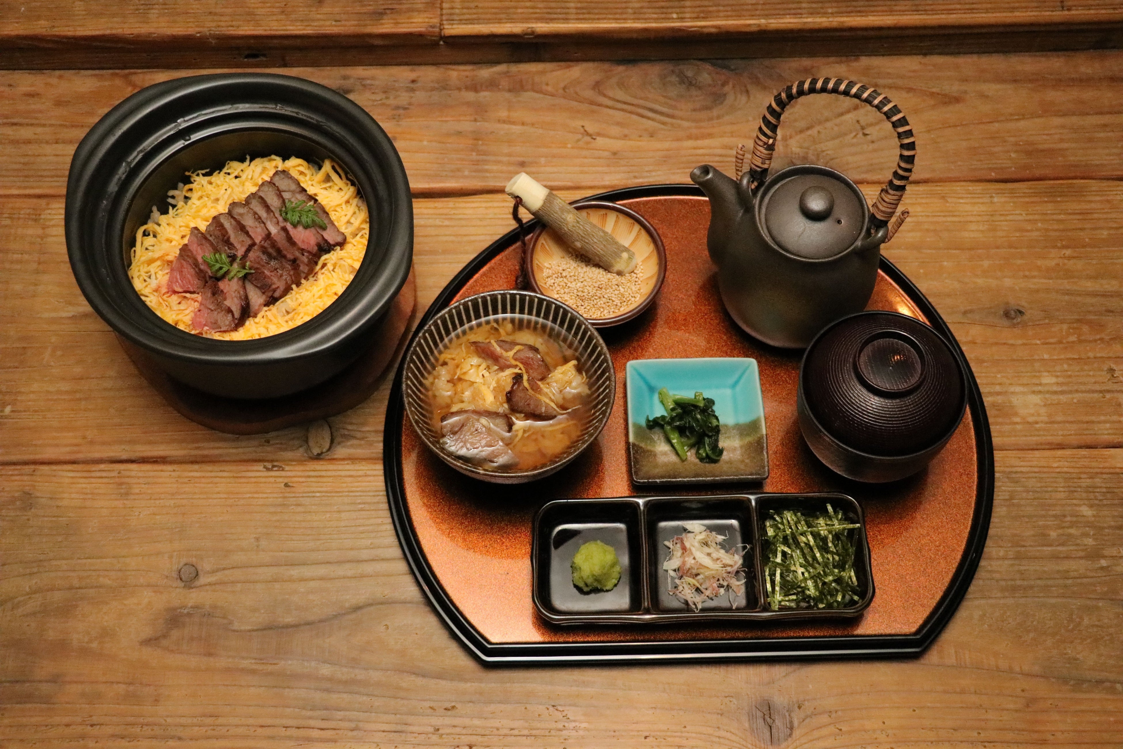 牛まぶし：ごはんと薪焼き肉、錦糸玉子に、自家製の蒲焼タレをかけた牛まぶし。一度目はそのまま、二度目はお好みで茗荷、わさび、海苔、すり胡麻、鰹出汁をかけて。