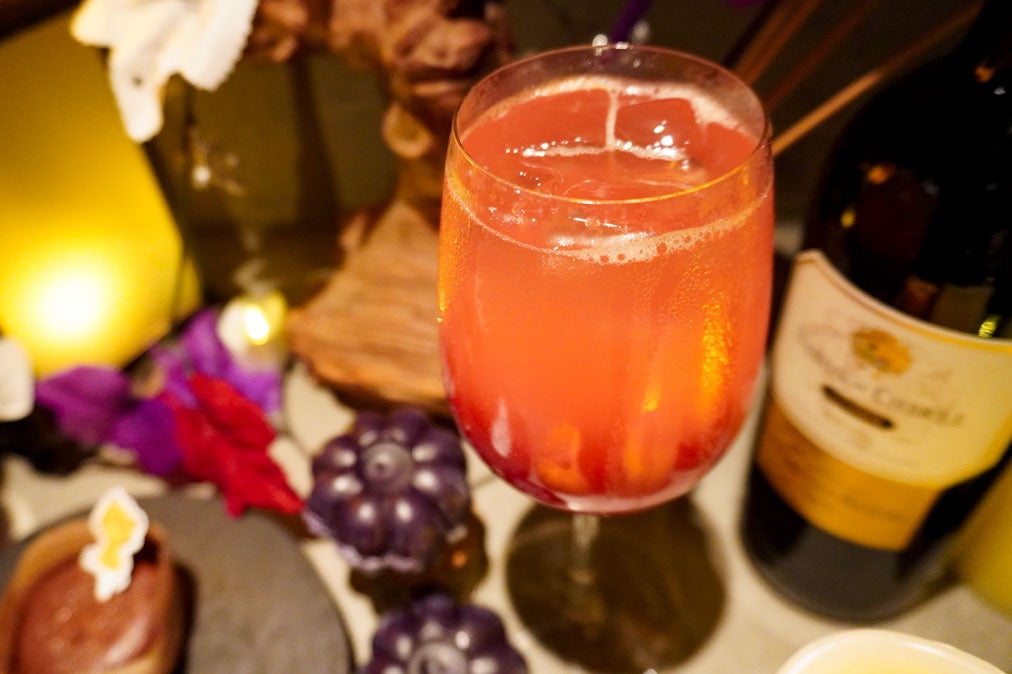  【ブラッディメアリー 850円】ホラーな雰囲気を盛り上げる、ハロウィン気分高まるカクテル。