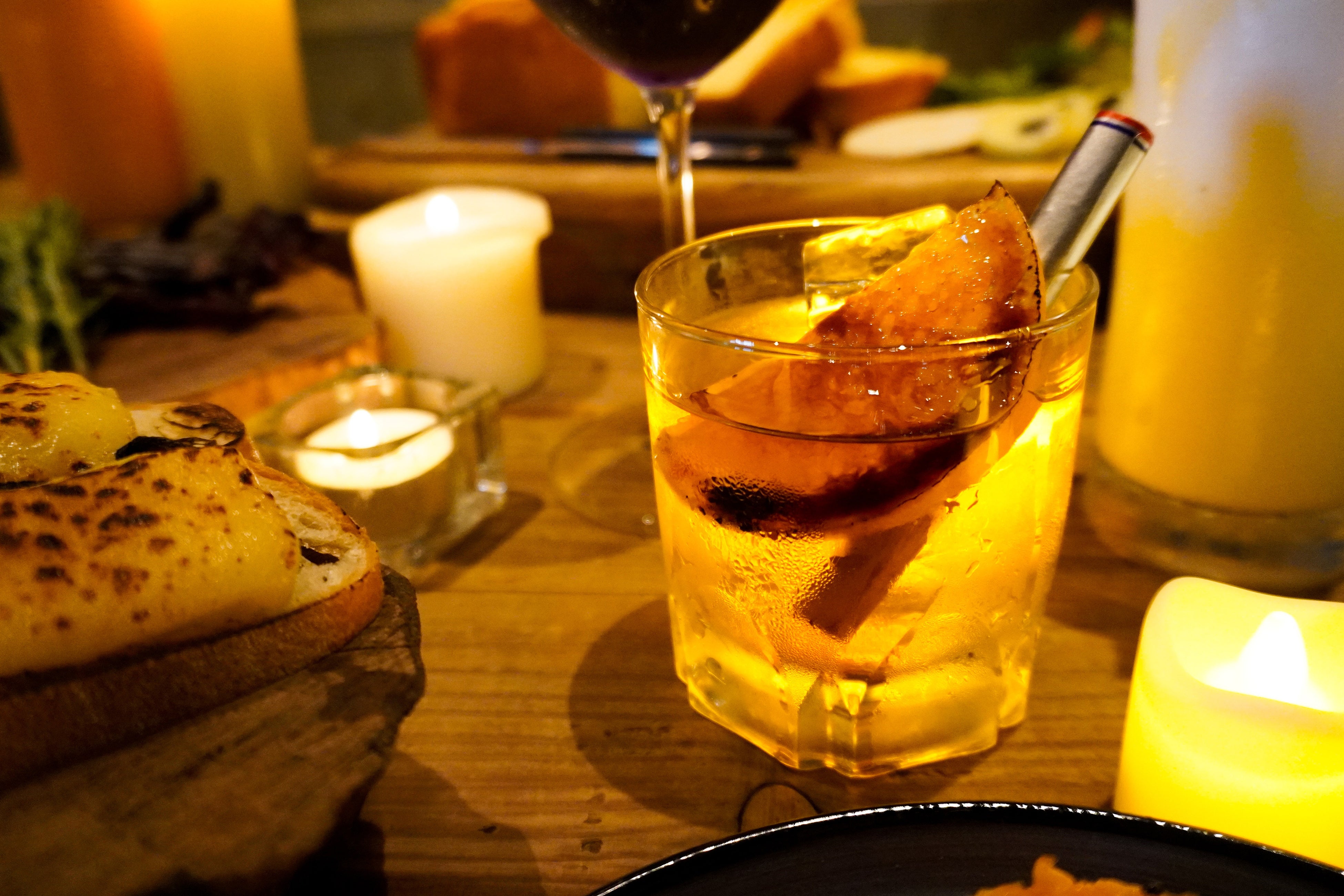 【オールドファッションド 850円】薪火の香りを閉じ込めたビターで大人な味わい。