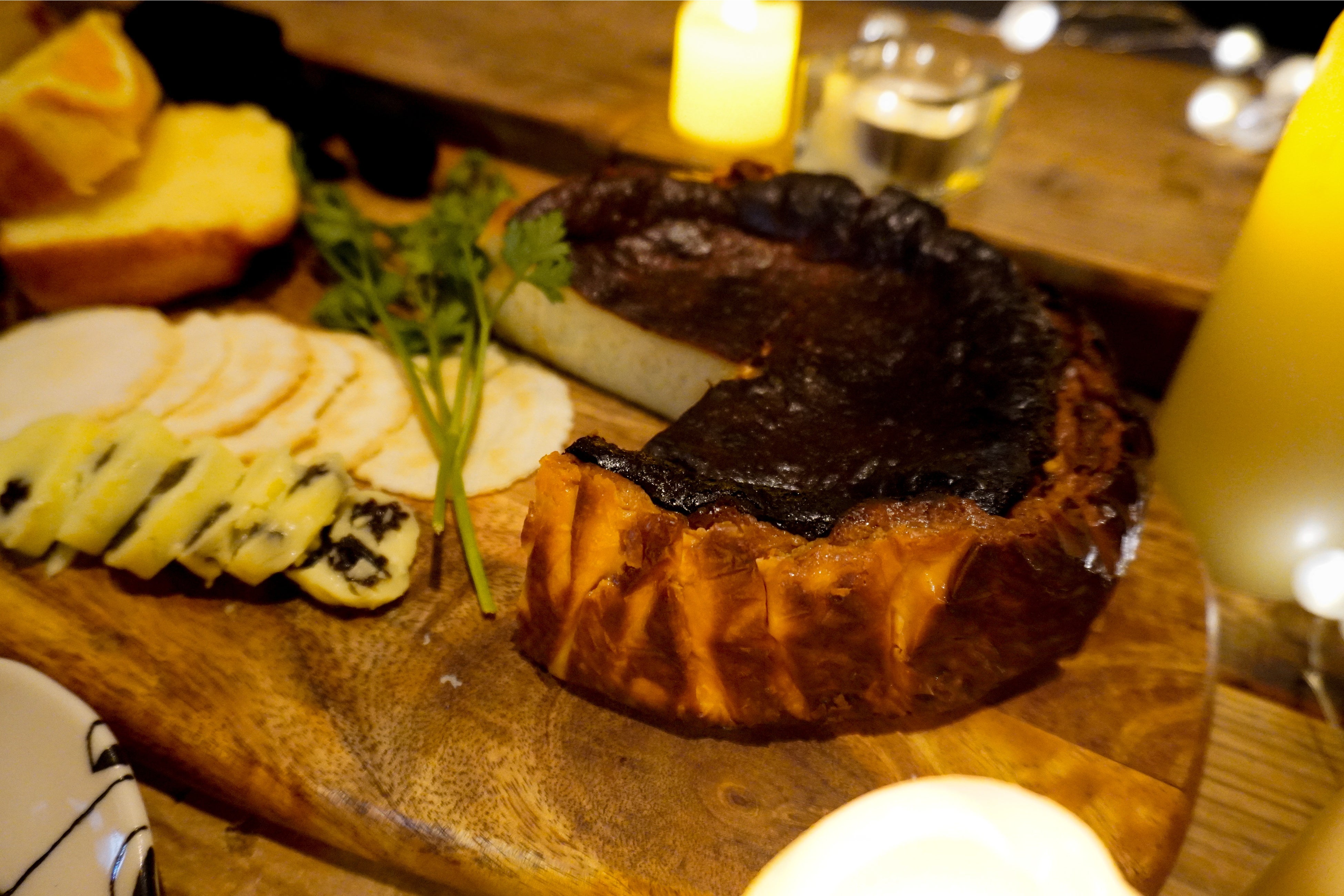 【薪焼きチーズケーキ 680円】濃厚なチーズと燻製の香りが相性抜群の甘さ控えめのチーズケーキ。