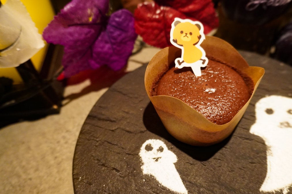 【フォンダンショコラ 600円】粉砂糖のオバケたちがかわいい、とろ～り濃厚な王道フォンダンショコラ。