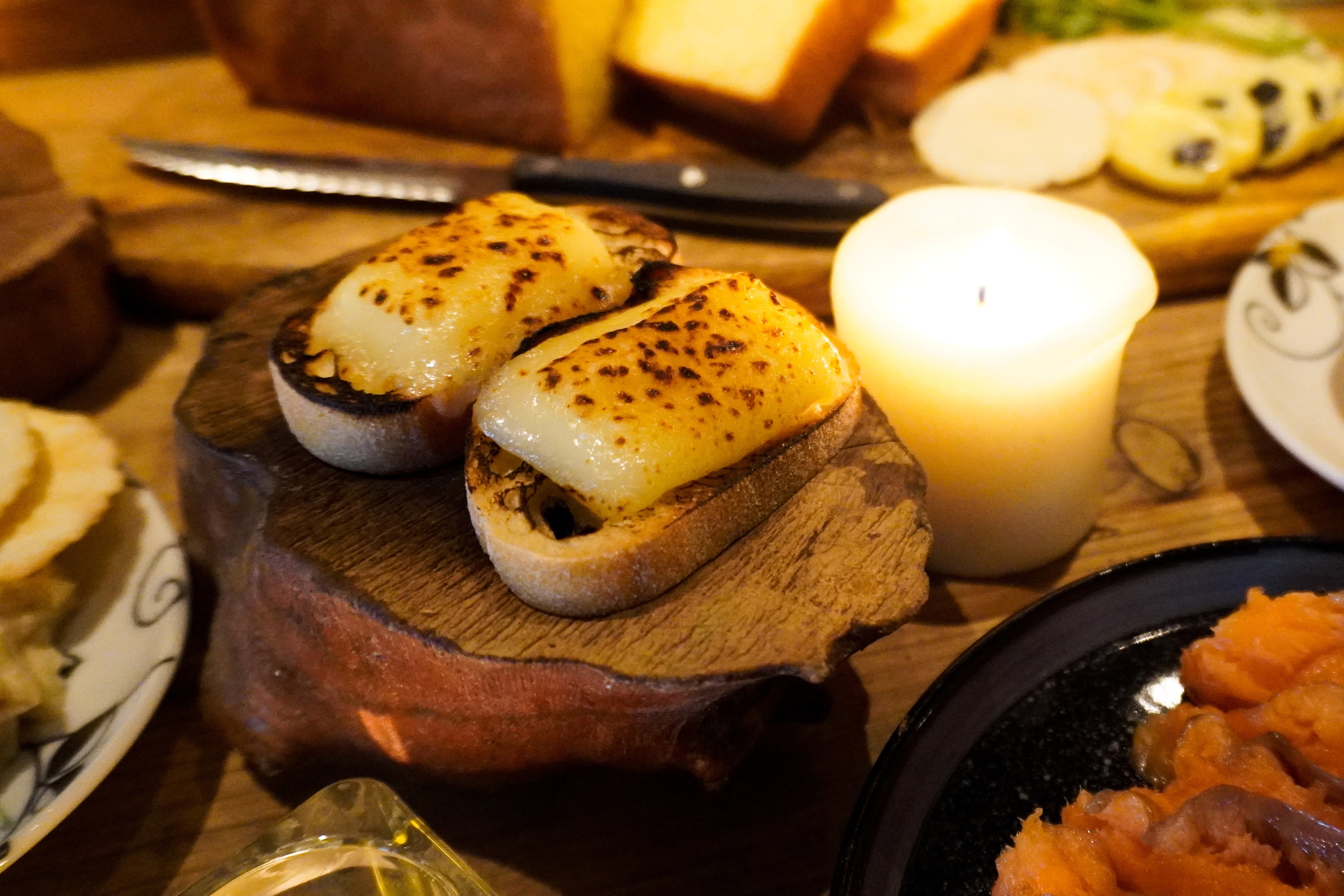 【炙り焼きチーズ串 800円】薪の風味が香る、とろけるチーズをバゲットとともに。