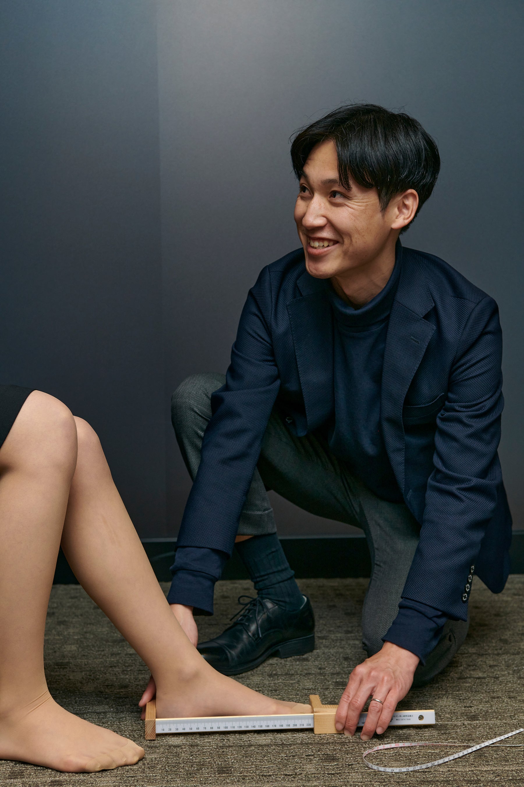 新入社員のシューフィッティングをおこなう ムーンスター浮川さん