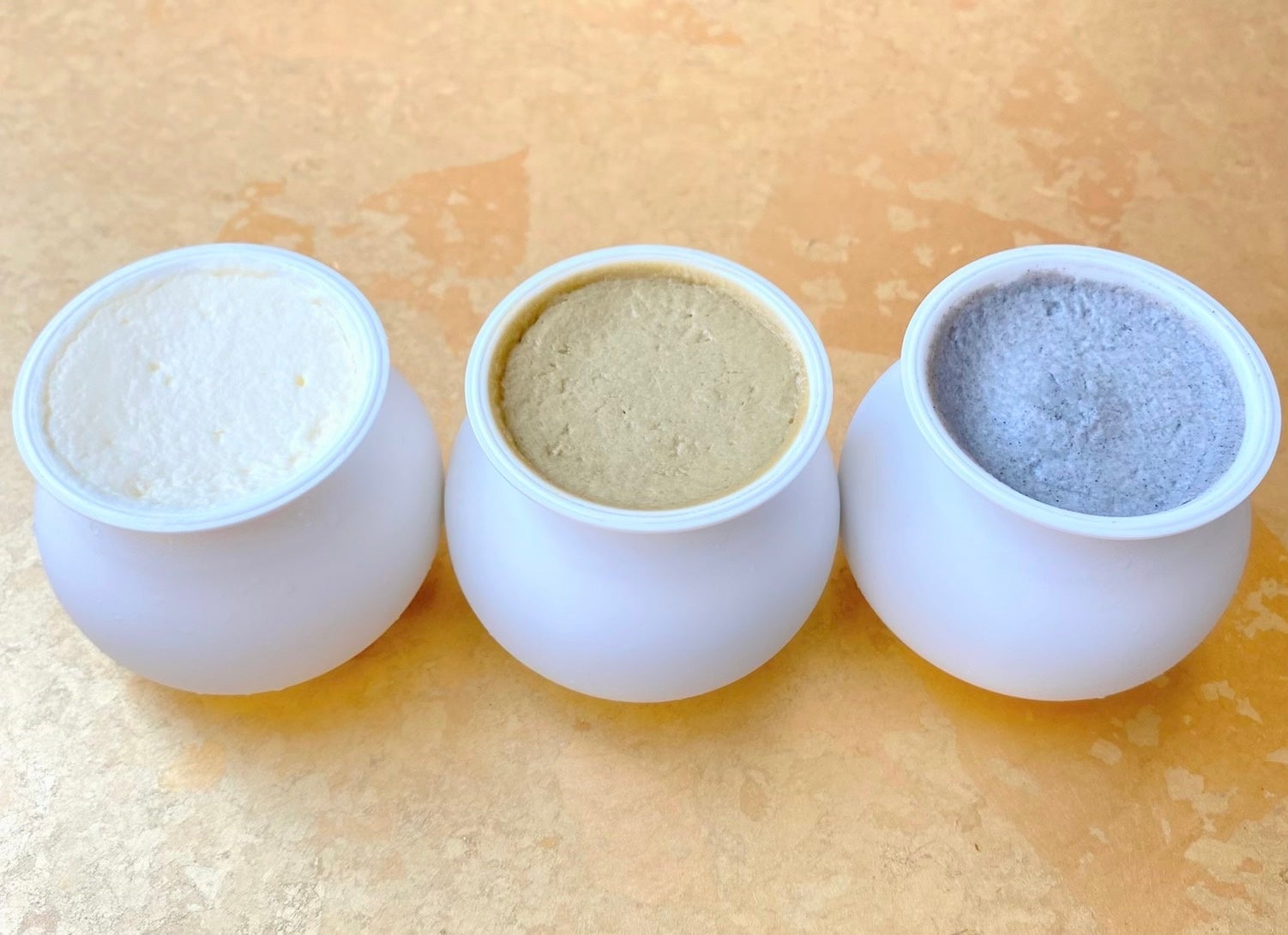 クリームわらびもち　左からプレーン、ほうじ茶、黒ごま