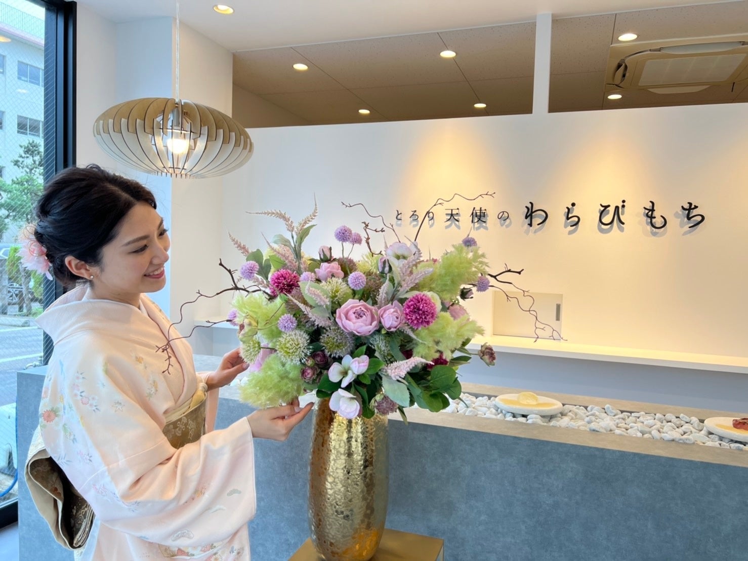 フラワーデザイナーが、可憐に華やかにお店をプロデュース