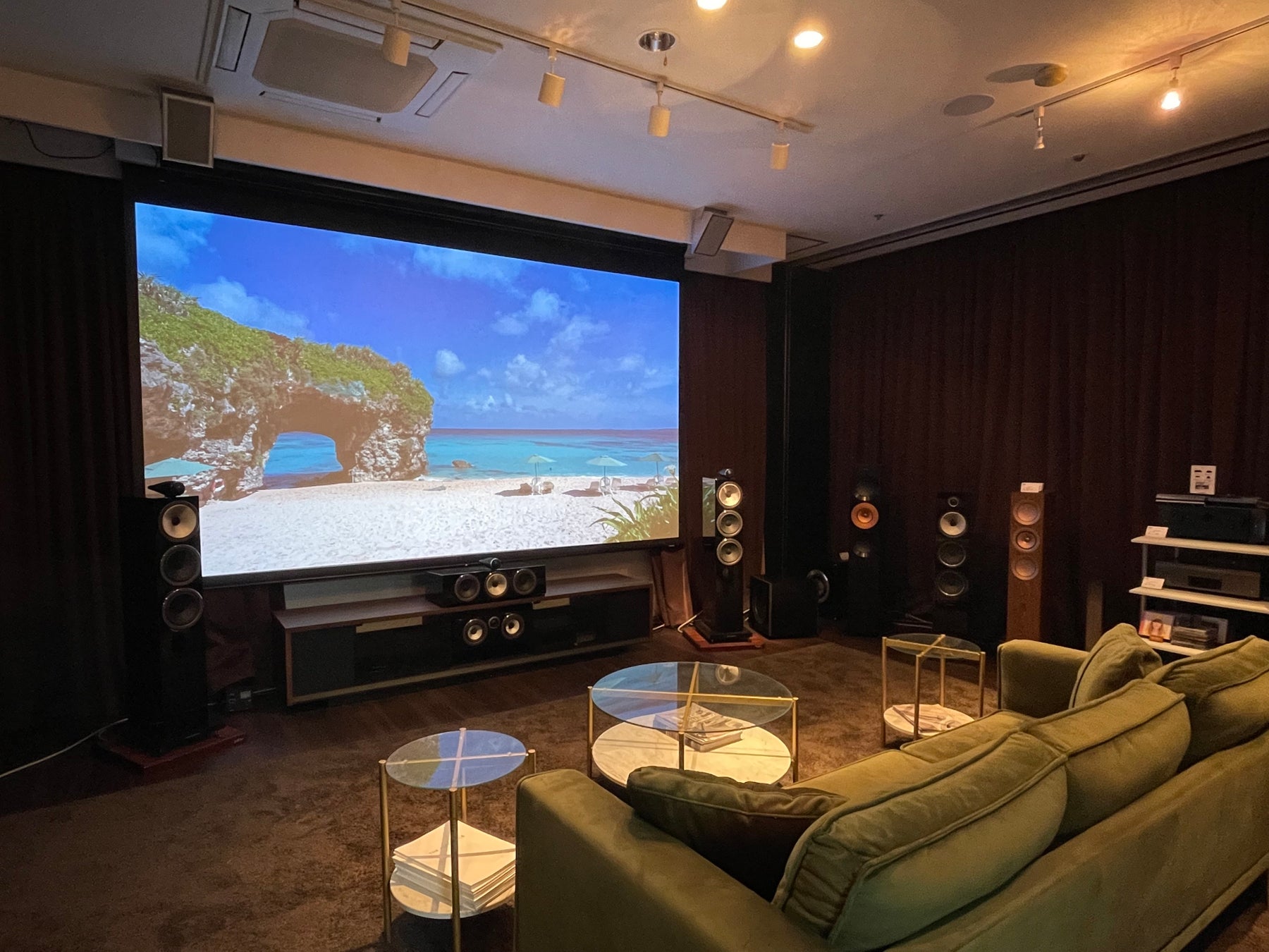 ※シアタールームイメージ(横浜店)