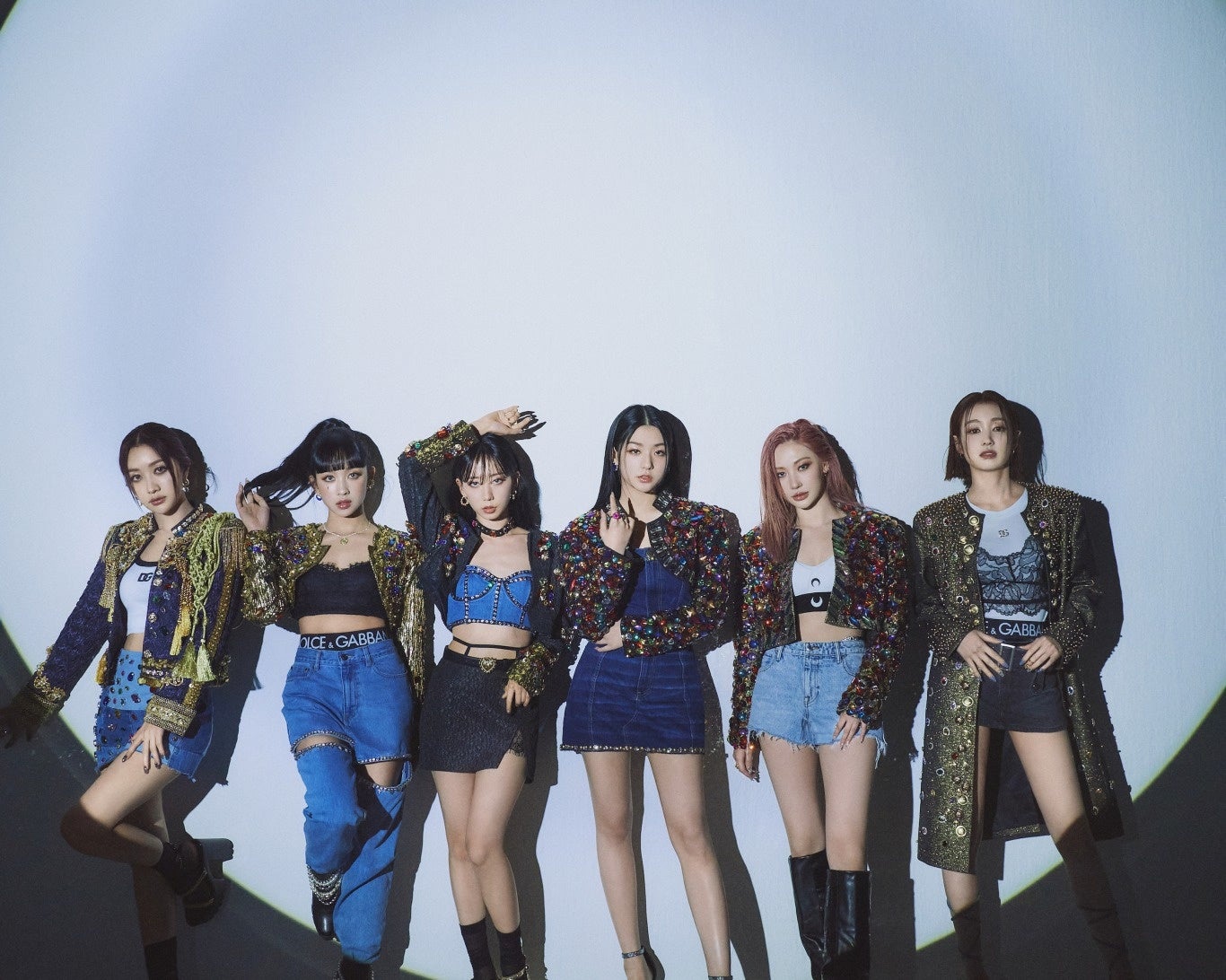 （左からMINJIミンジ、DITAディタ、ZUUジュ、SOODAMスダム、JINNYジニ、LÉAレア