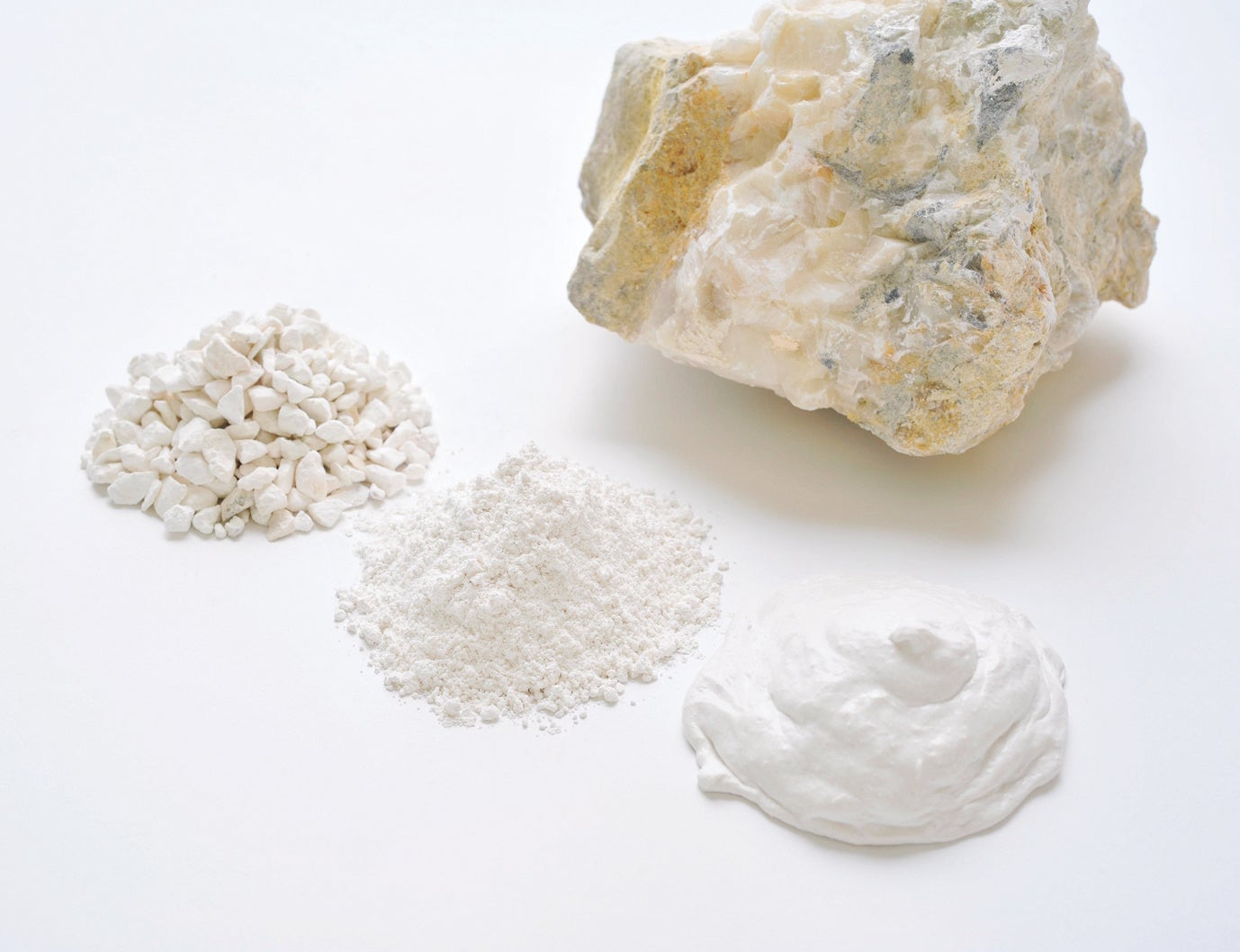 写真下　左より生石灰、消石灰、漆喰