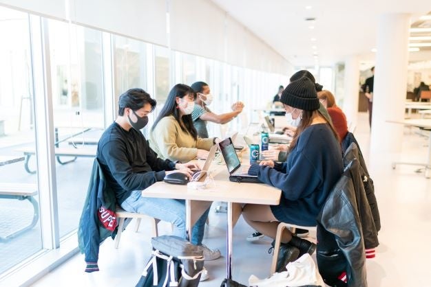 TUJのカフェテリアで学ぶ学生たち