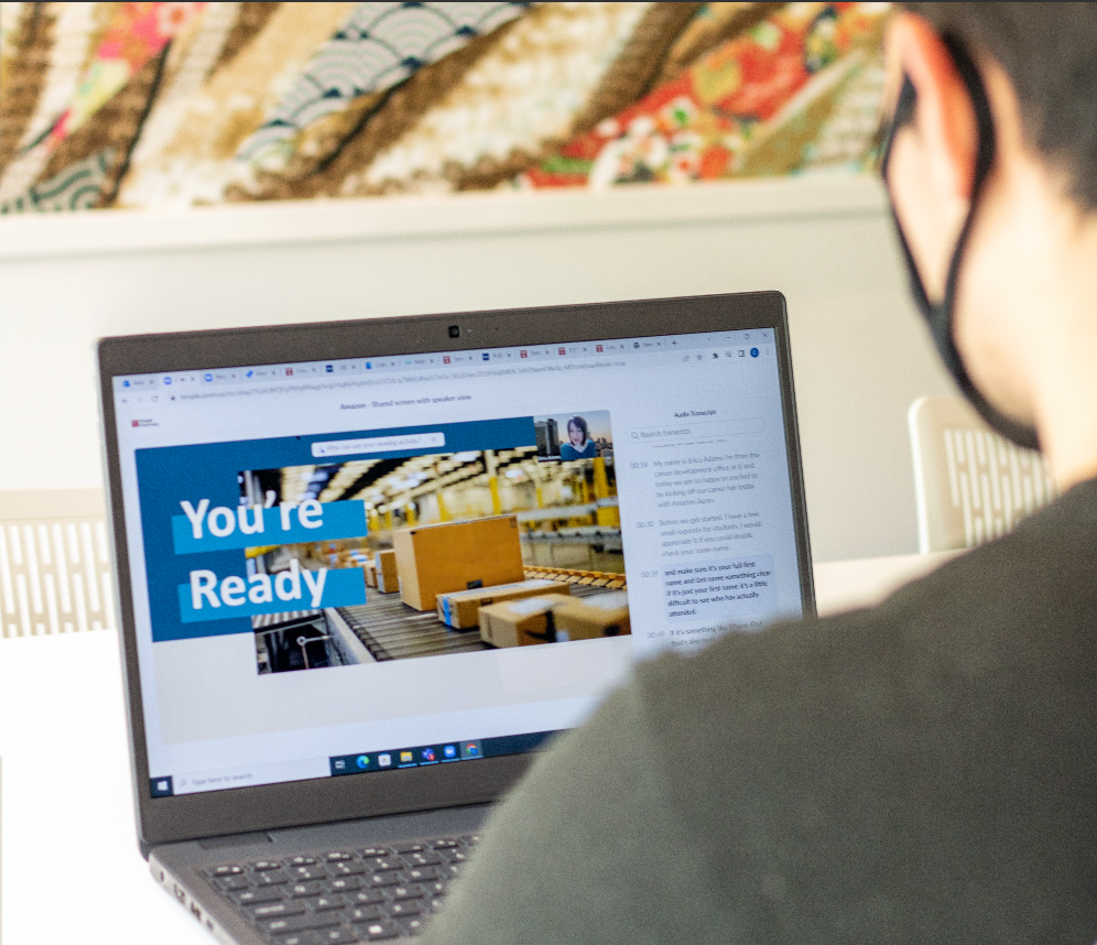 オンラインでキャリアフェアに参加するTUJの学生