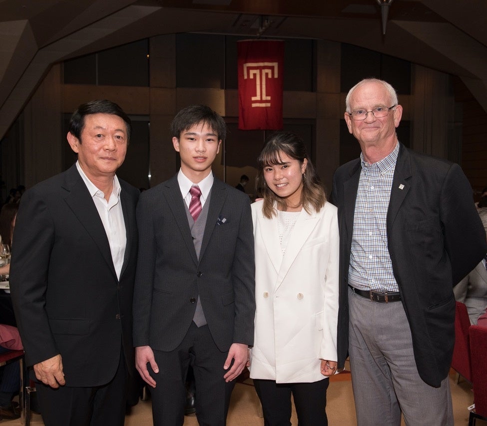 左：ゴールドマン・サックス証券株式会社代表取締役社長　持田昌典氏、中央に第一期奨学生柴戸さん（左）西村さん（右）、右：TUJ前学長ブルース・ストロナク。　写真撮影：Kerry Raftis