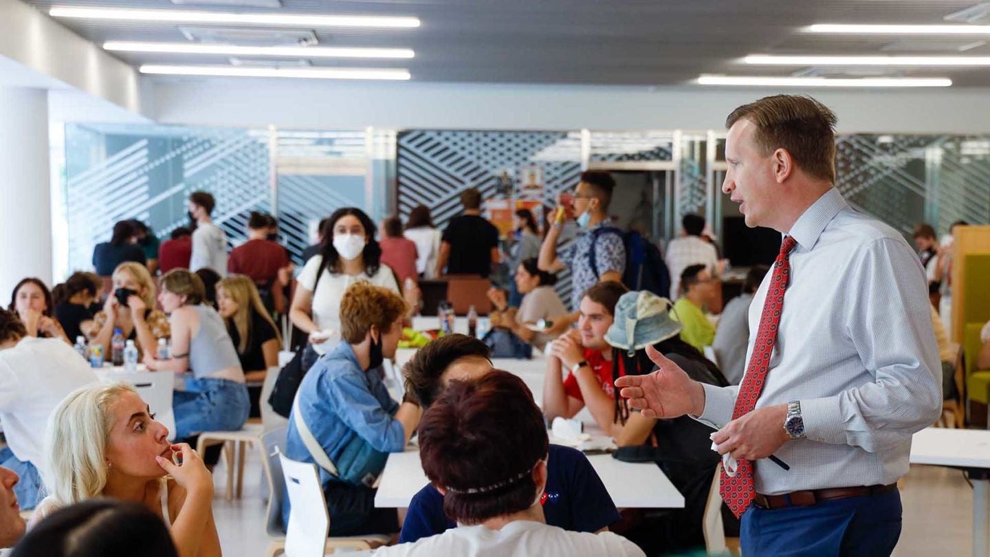 「ウェルカムウィーク」にカフェテリアで学生たちと歓談するウィルソン学長