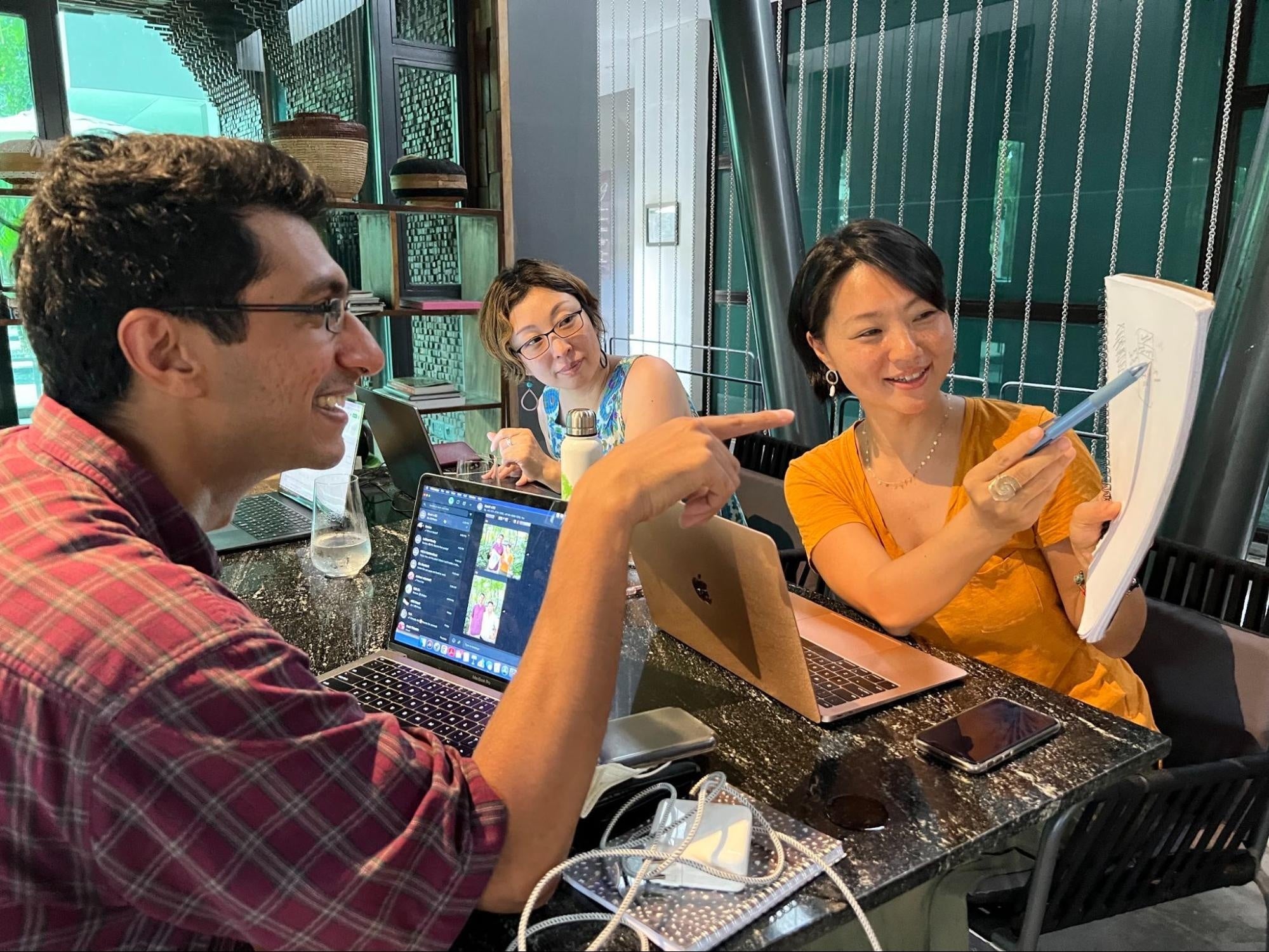 インパクトヒーローの一人と、社会起業の事業拡大に向けたミーティングをする濱川