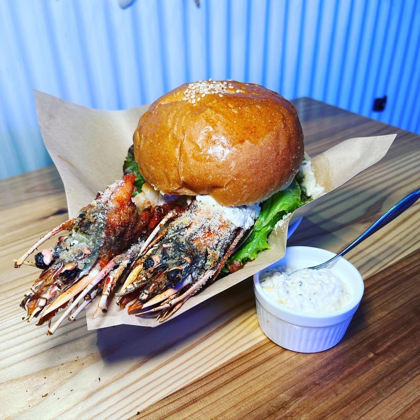 超〜特大なエビの頭が２本突き出した特大エビフライバーガー