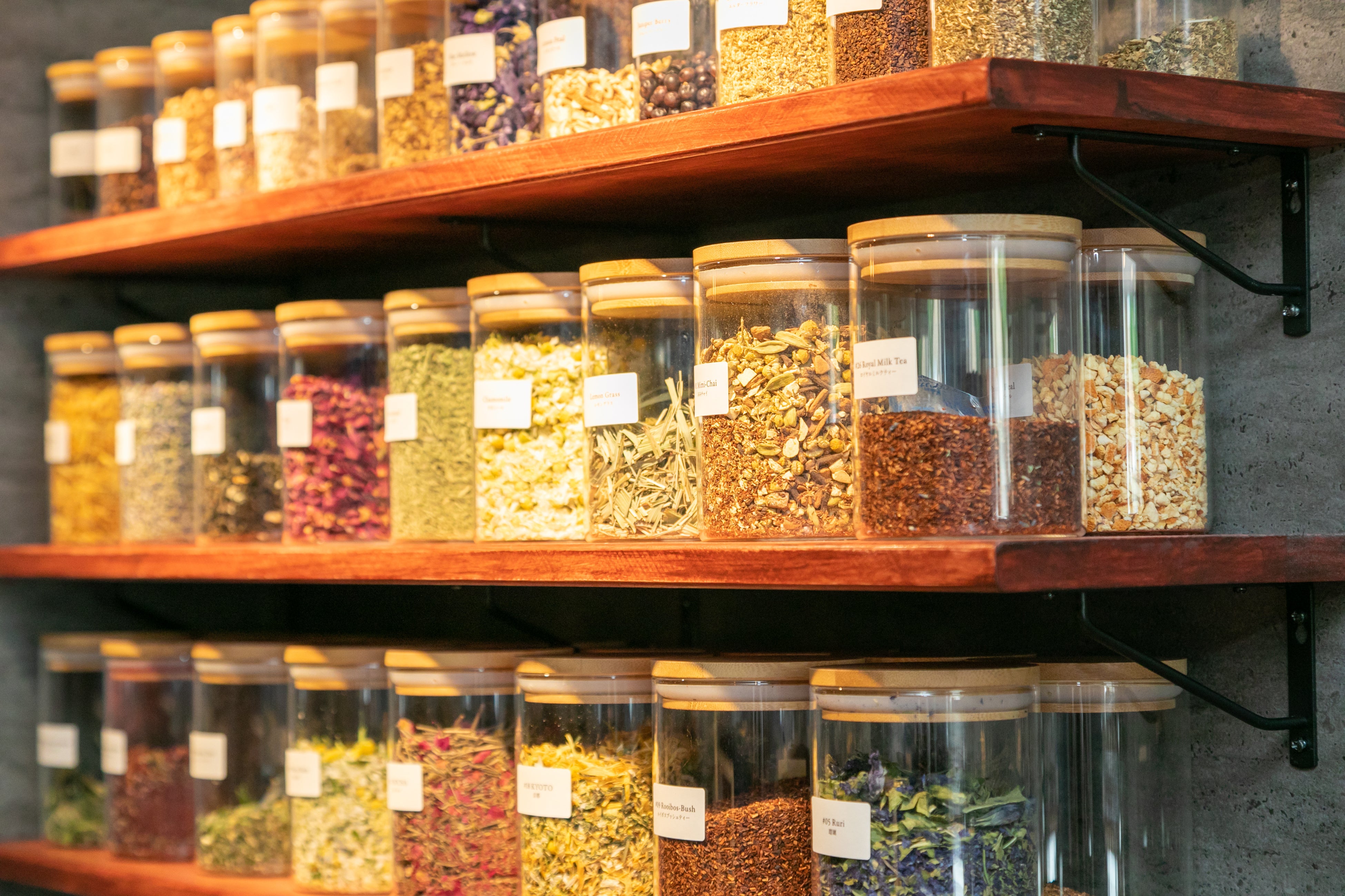 33cha 店内 ハーブ棚