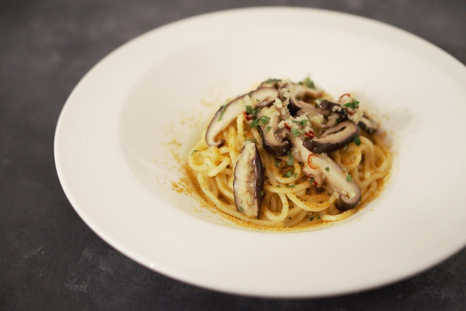 能登椎茸とボッタルガのペペロンチーニ