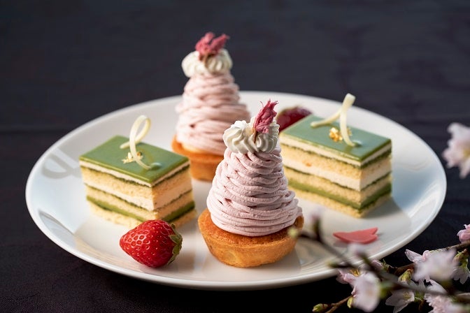 〈上段〉淡いピンク色のいちごと桜のモンブラン、抹茶のオペラ