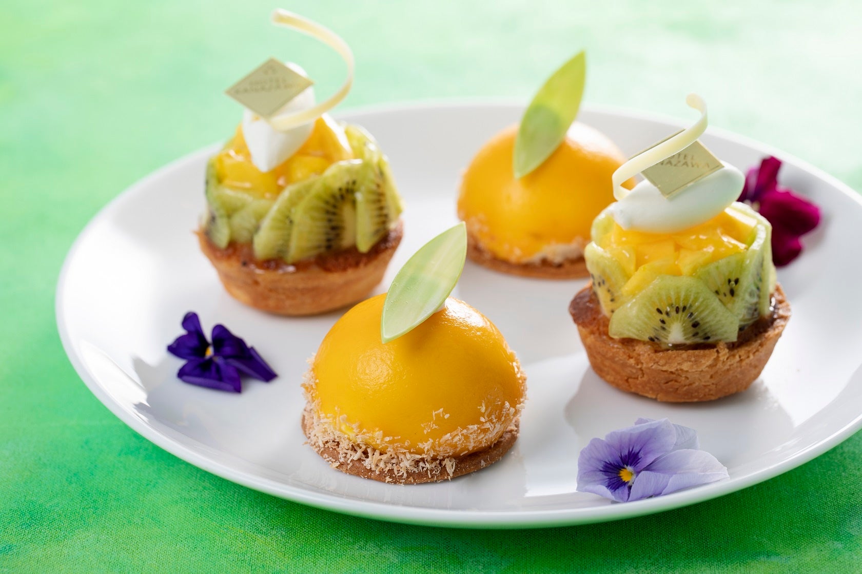 〈上段〉エキゾチック・キウイとマンゴーのタルト