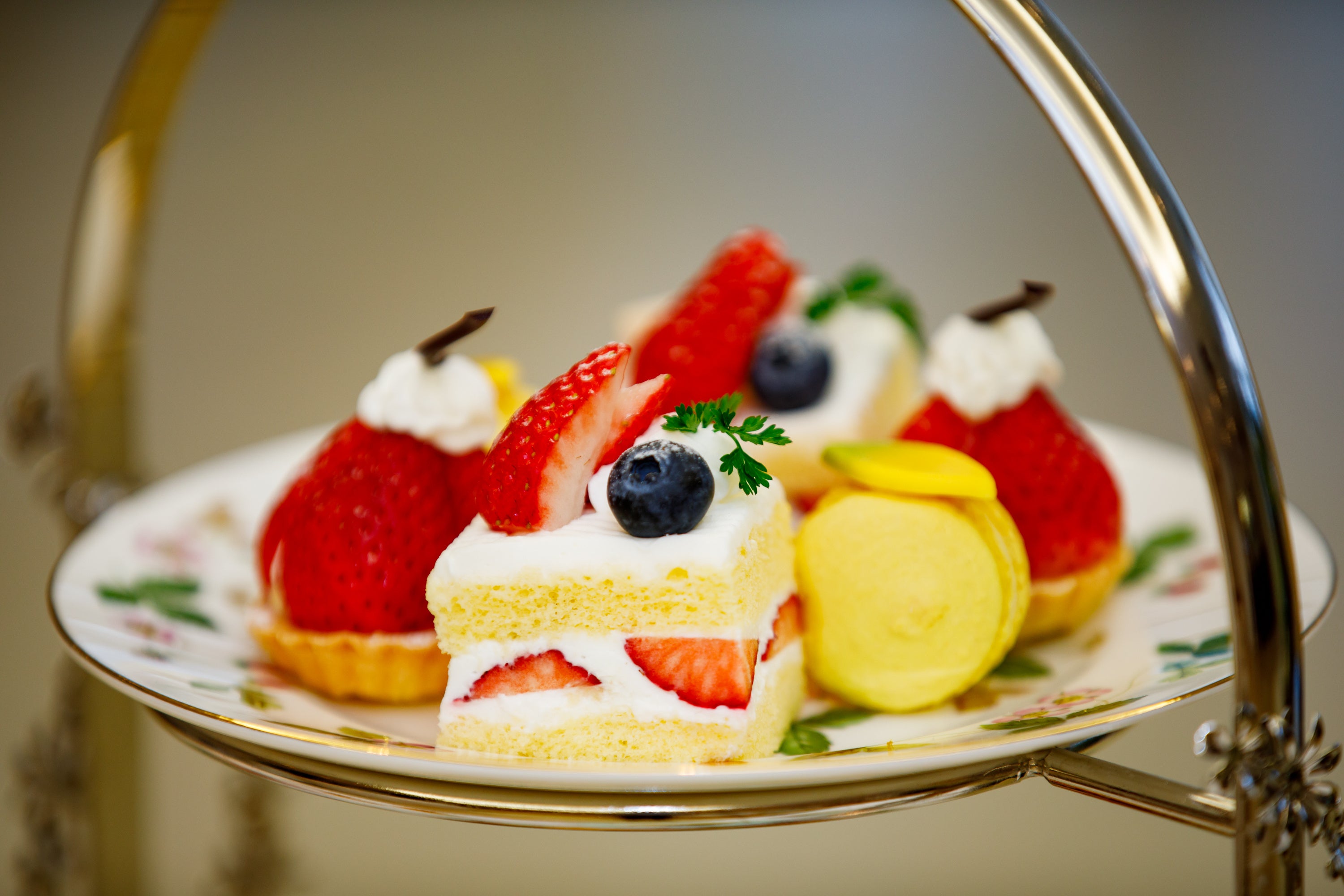 ＜上段＞季節のフルーツタルト、マカロン(レモン)、季節のショートケーキ