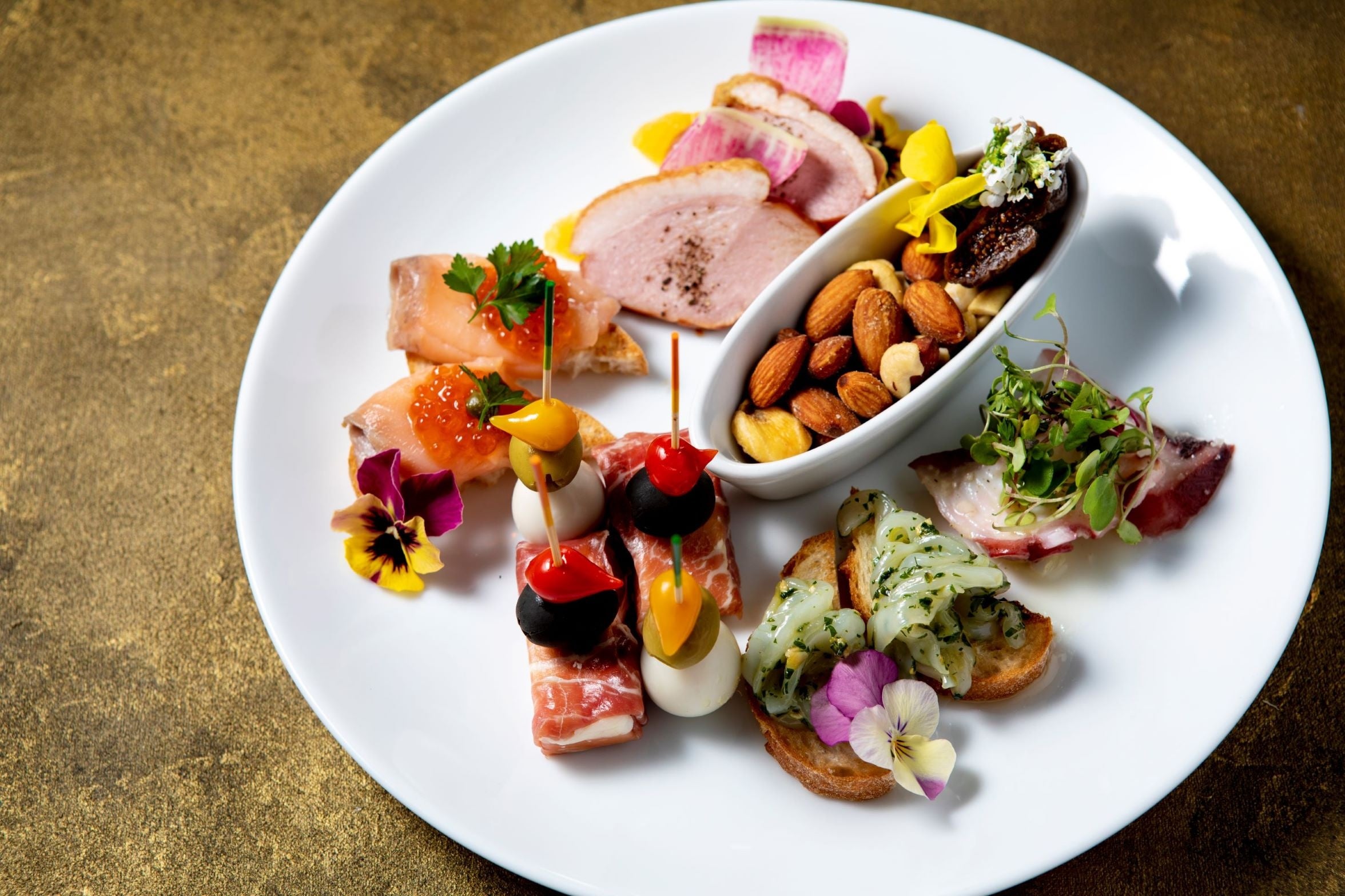〈下代〉 鴨のスモークとオレンジ、うずら卵のピンチョス、生ハムのピンチョス、サーモンのカナッペ、イカのブルスケッタ、タコのパプリカマリネ、ミックスナッツ・ドライいちじく