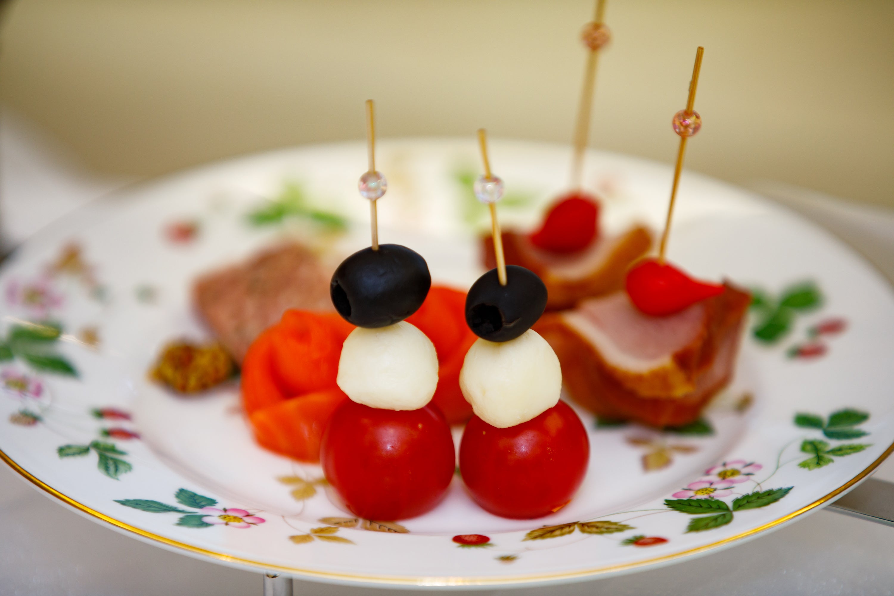 ＜下段＞オリーブとトマトカプレーゼのピンチョス、鴨とドライフルーツのピンチョスパテ・ド・カンパーニュ、スモークサーモン