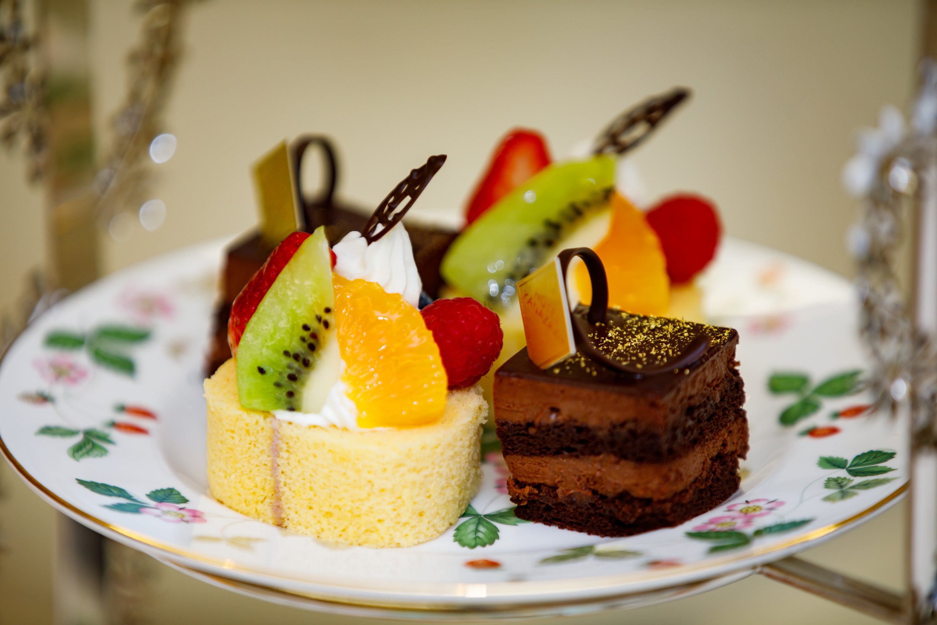 ＜中段＞季節のフルーツロール、マルキーズショコラ