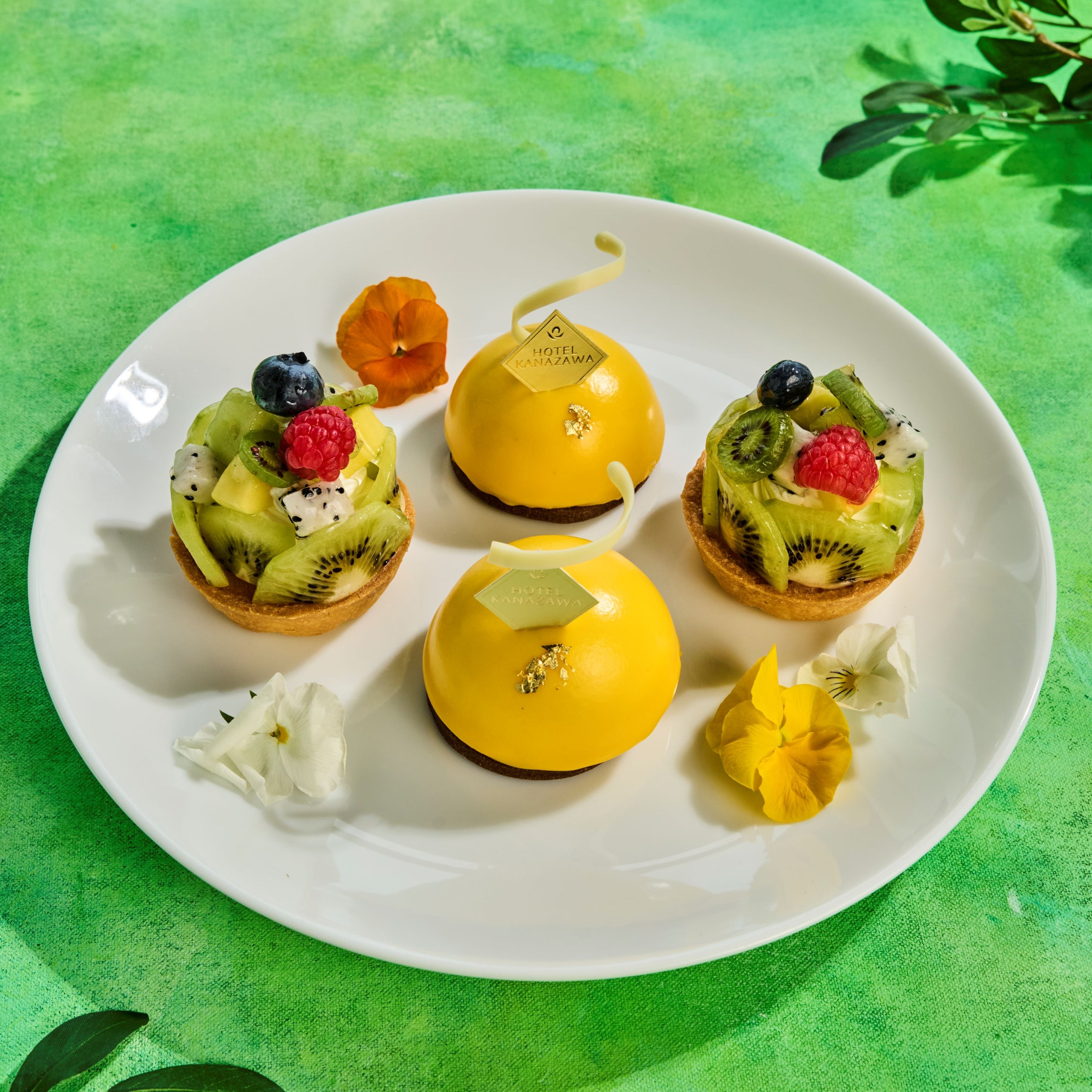 (上段)マンゴーココ、タルト フリュイ