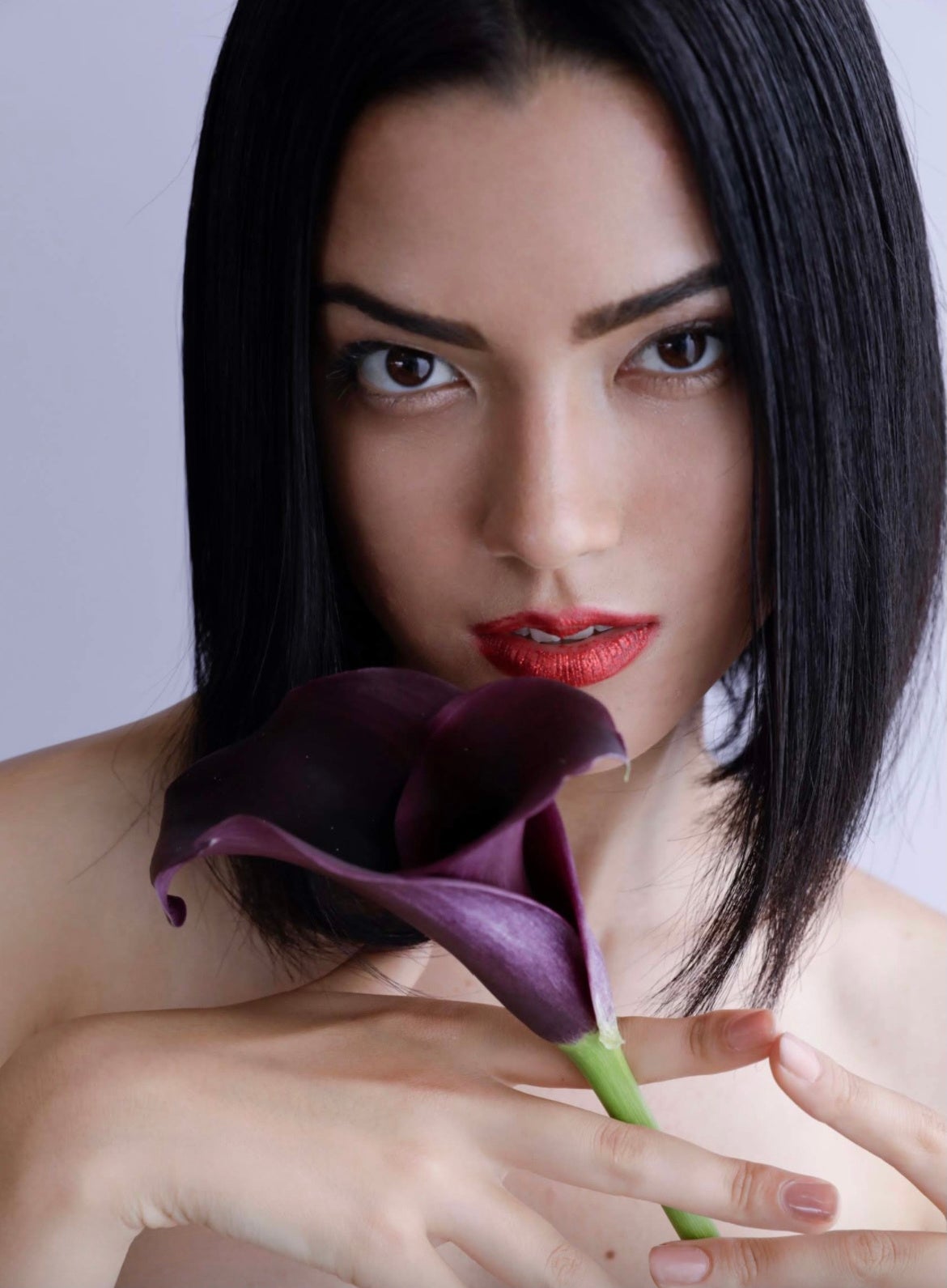 オーストラリア・Perth出身の21歳。 第14回全日本国民的美少女コンテストファイナリスト。シドニーを拠点とするモデル活動 (FRM Model Management 所属)を通して感性を磨く。19歳の時に起業。