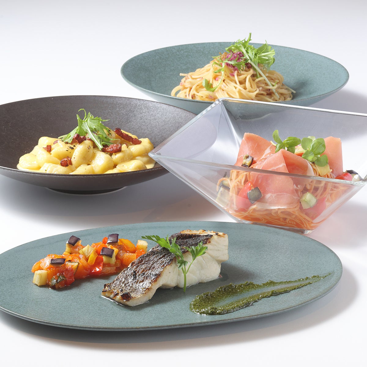 「スズキのグリル　夏野菜のカポナータ　大葉ジェノベーゼソース」「生ハムとフレッシュトマト 夏野菜の冷製カッペリーニ」「ニョッキフリットカルボナーラ　黒七味とブラックペッパー」