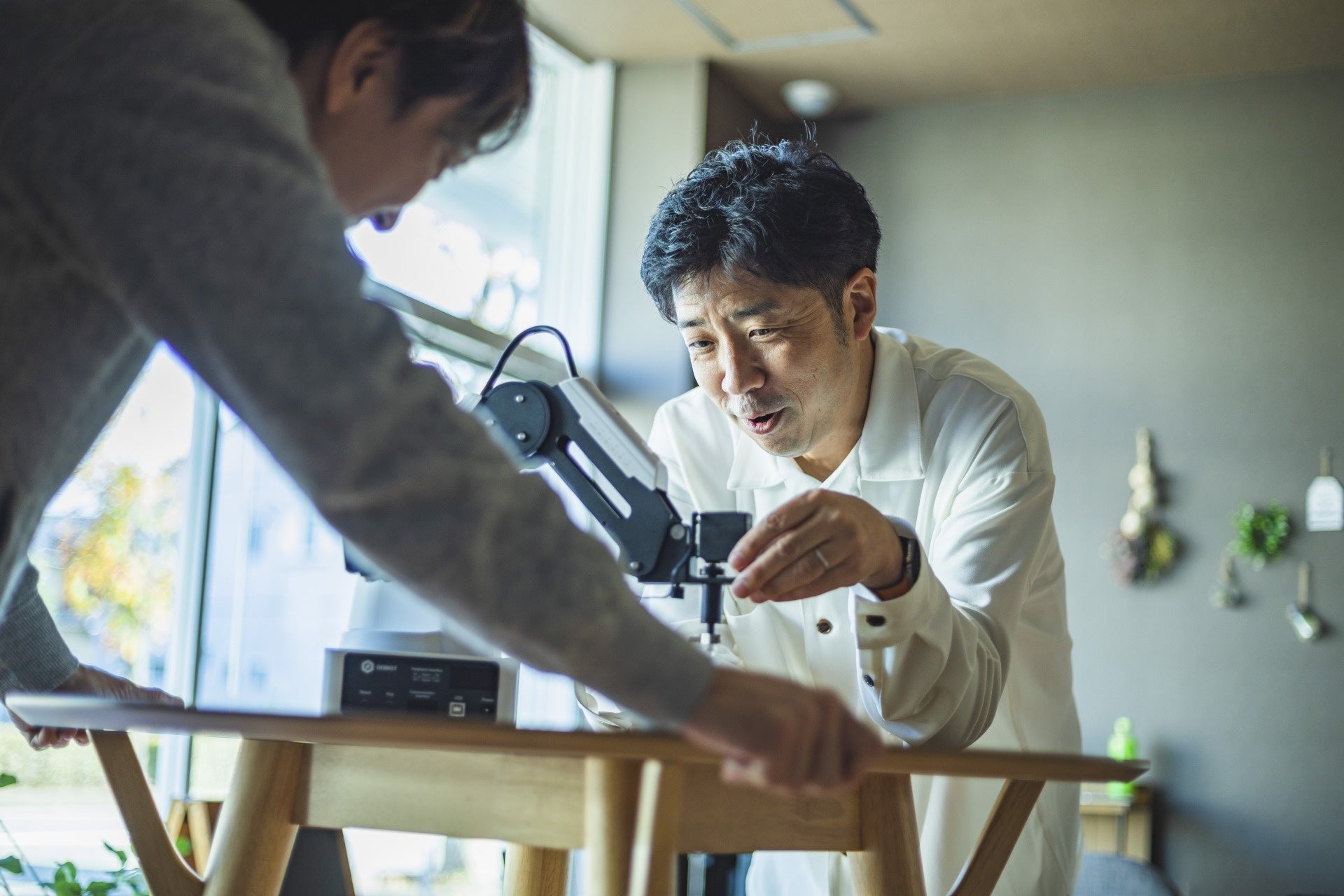 代表の小畑智也。かつては大手IT最大手企業にて長年実績を積んだエンジニア。現在も社員と共に現場に立つ