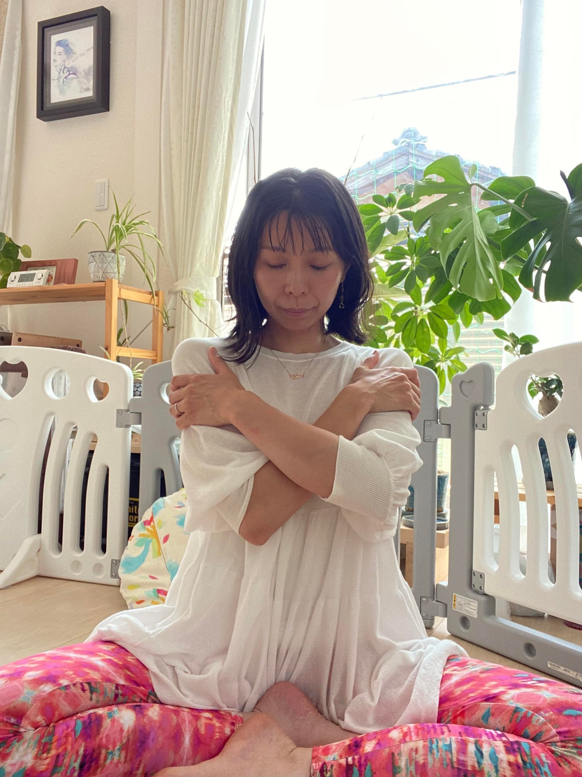 ヨガのポーズでセルフハグ