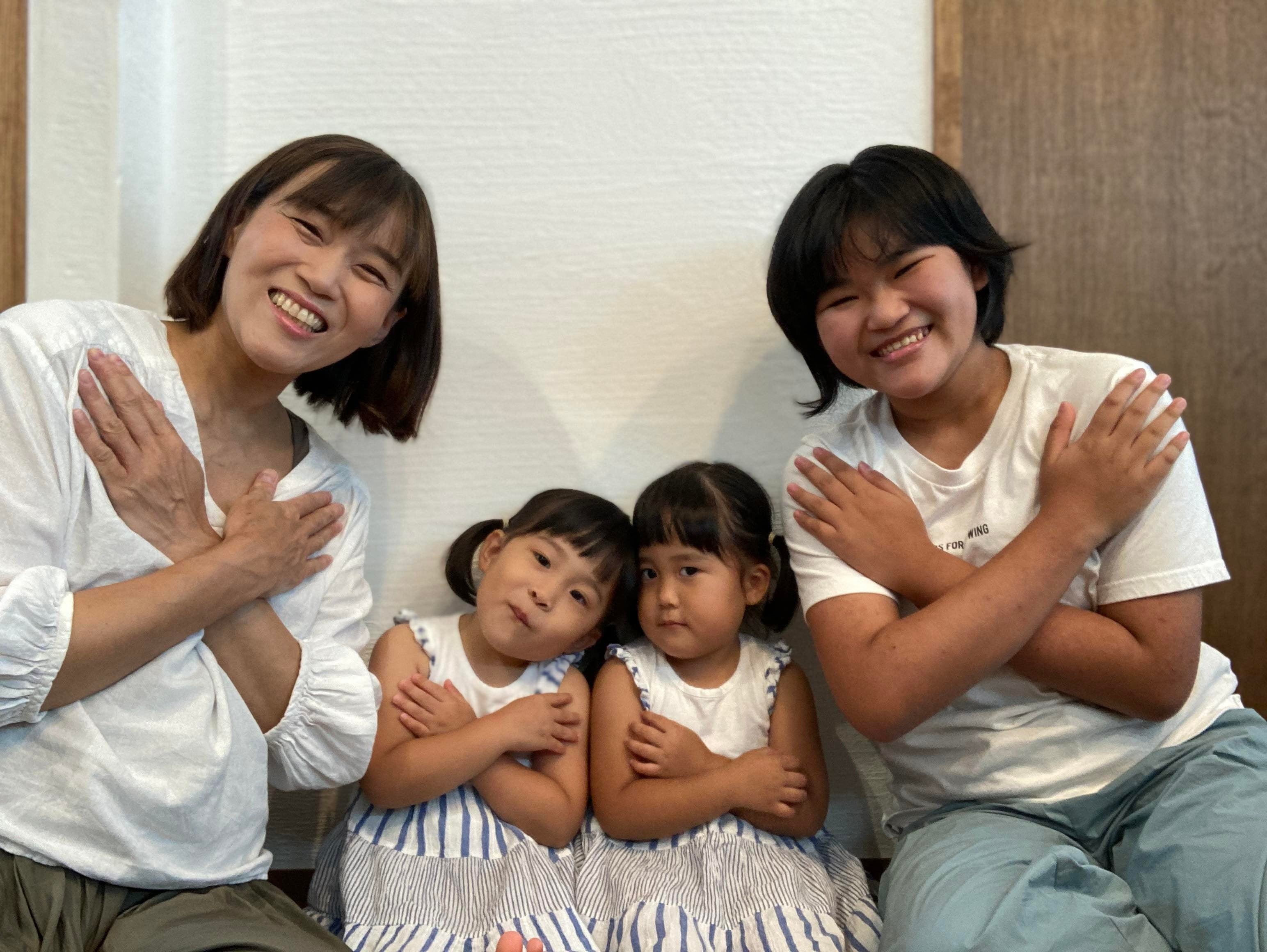 笑顔とともにセルフハグ