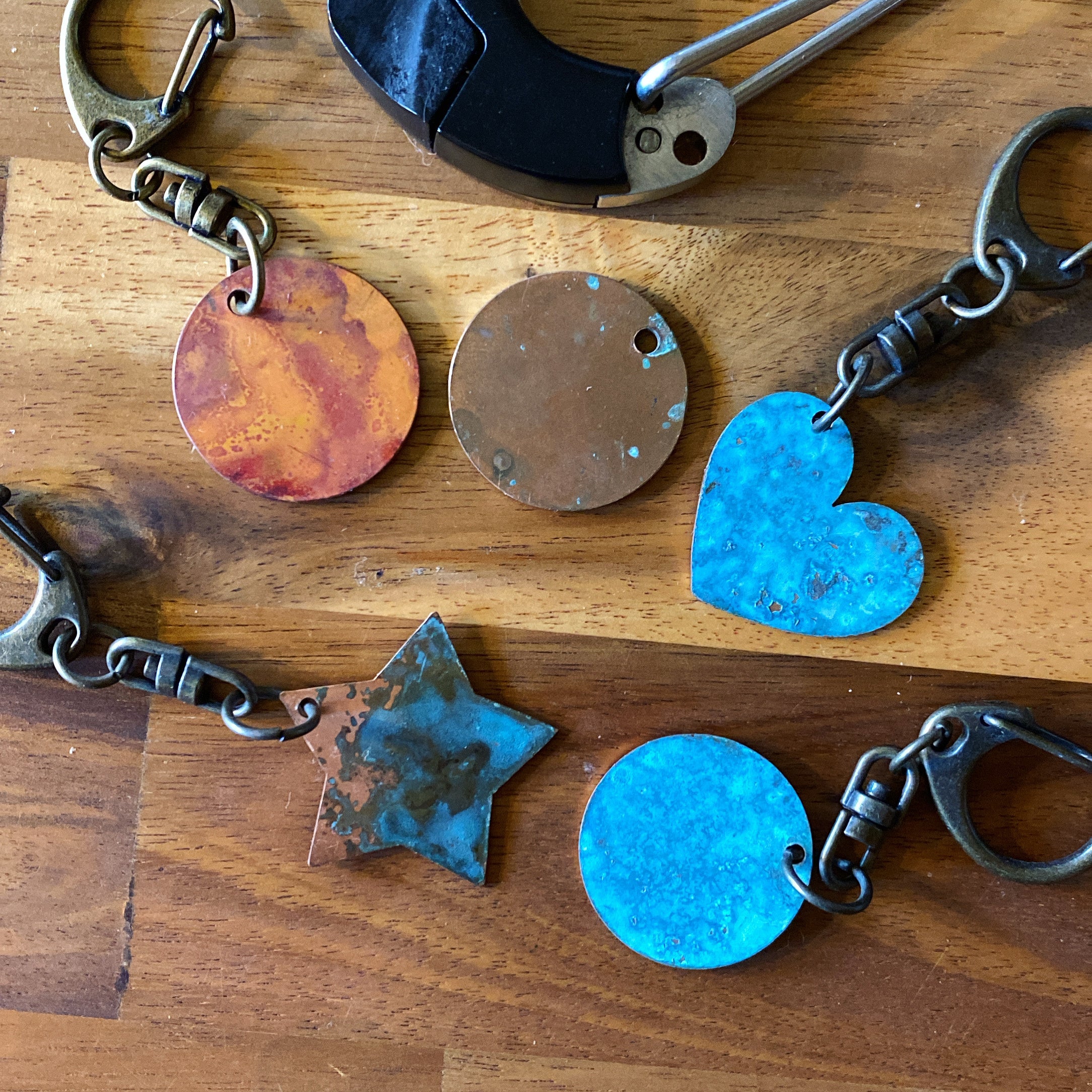 アウトドアシーンで活躍するカラビナストラップ