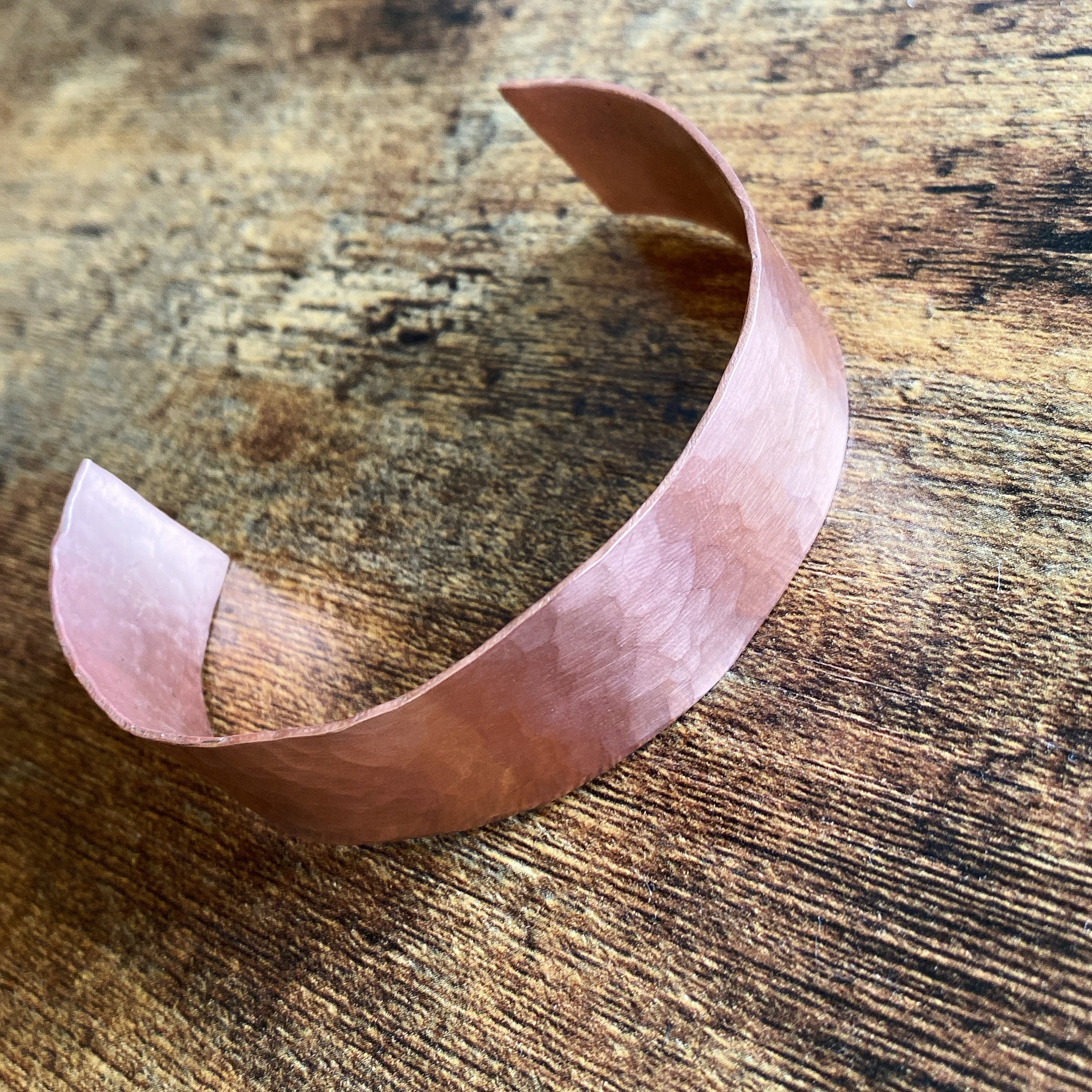 銅板に槌目の模様をあしらったバングル