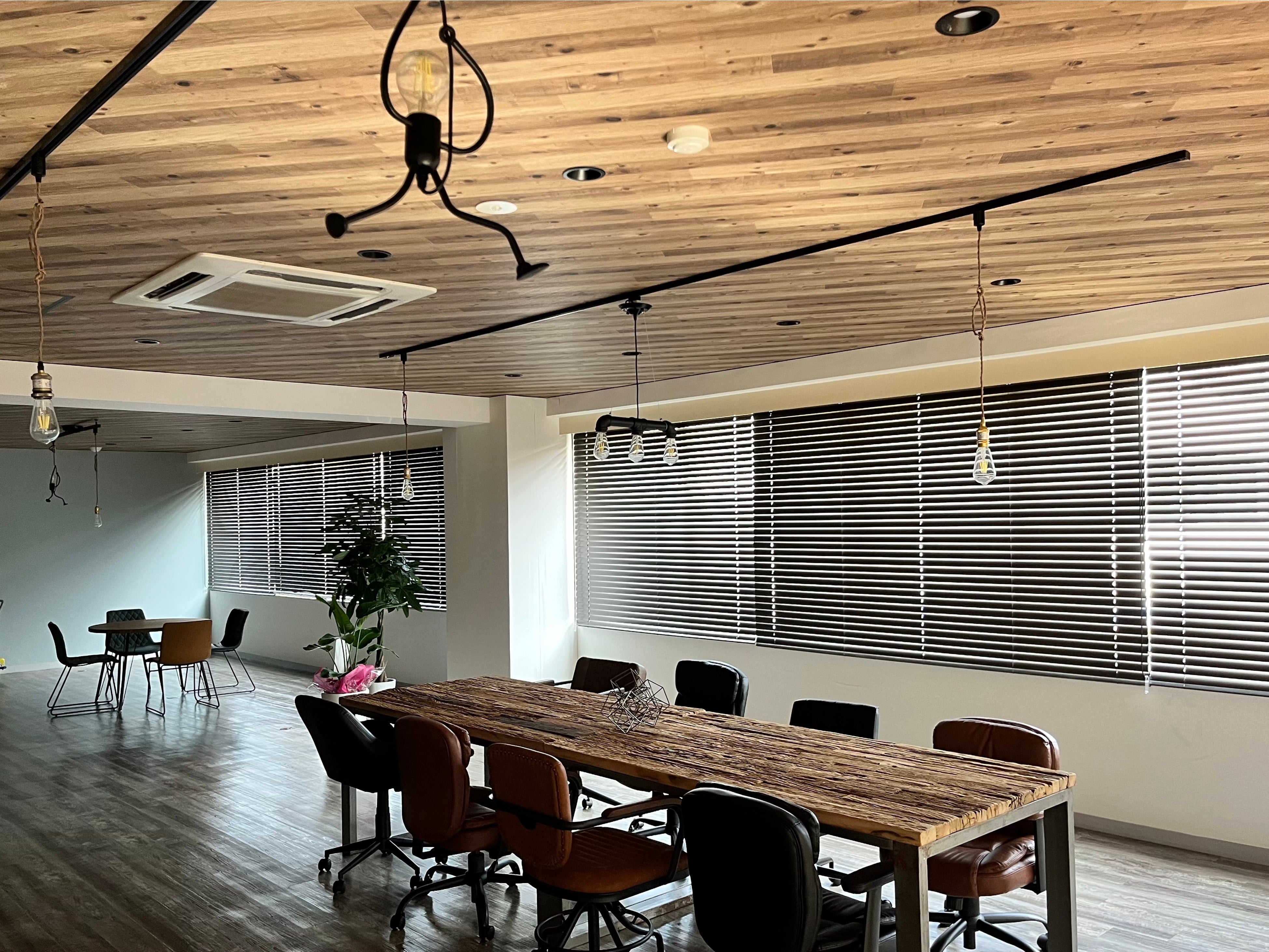 木目調の天井やインダストリアルなインテリア