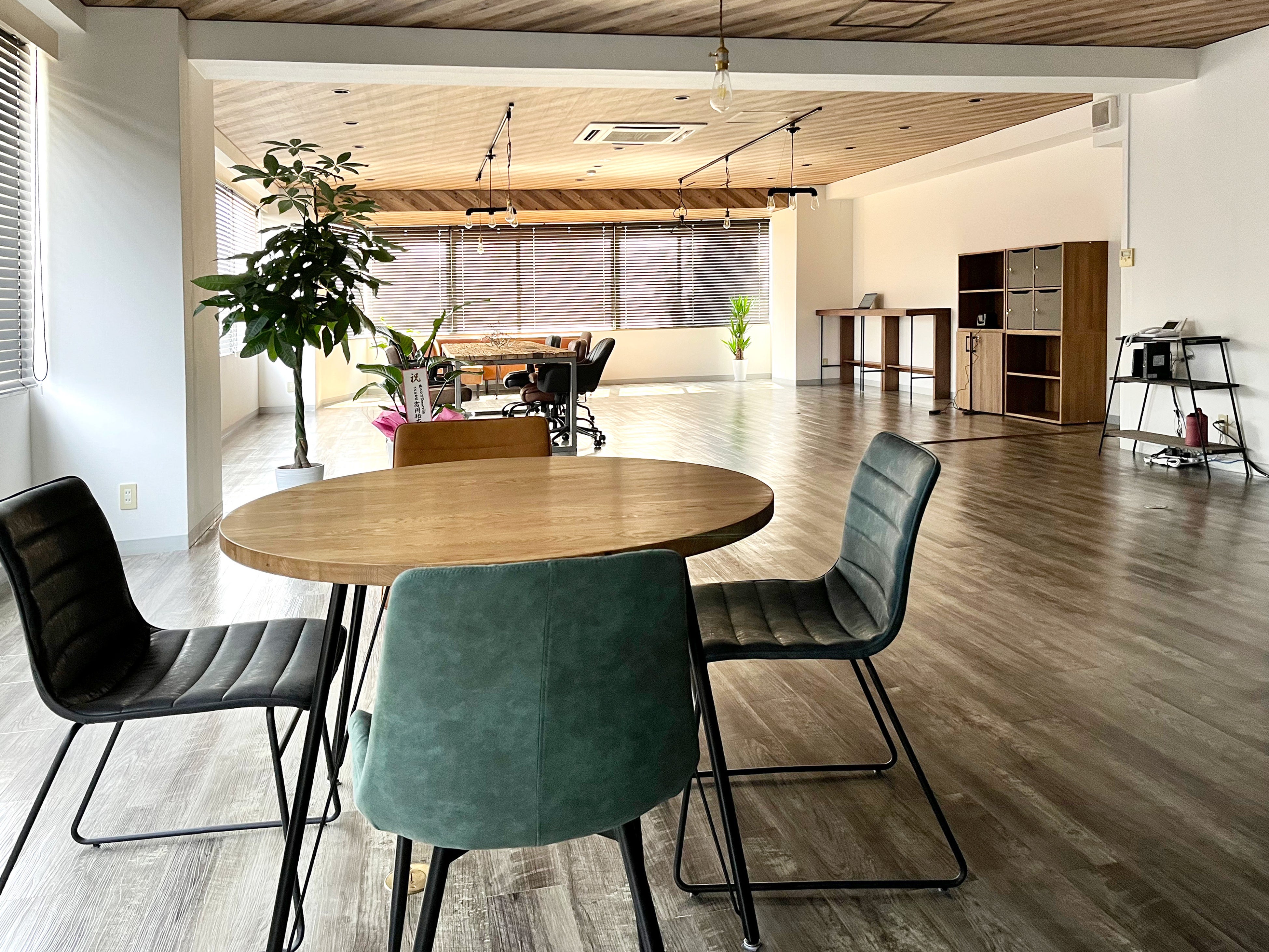 丸いテーブル席