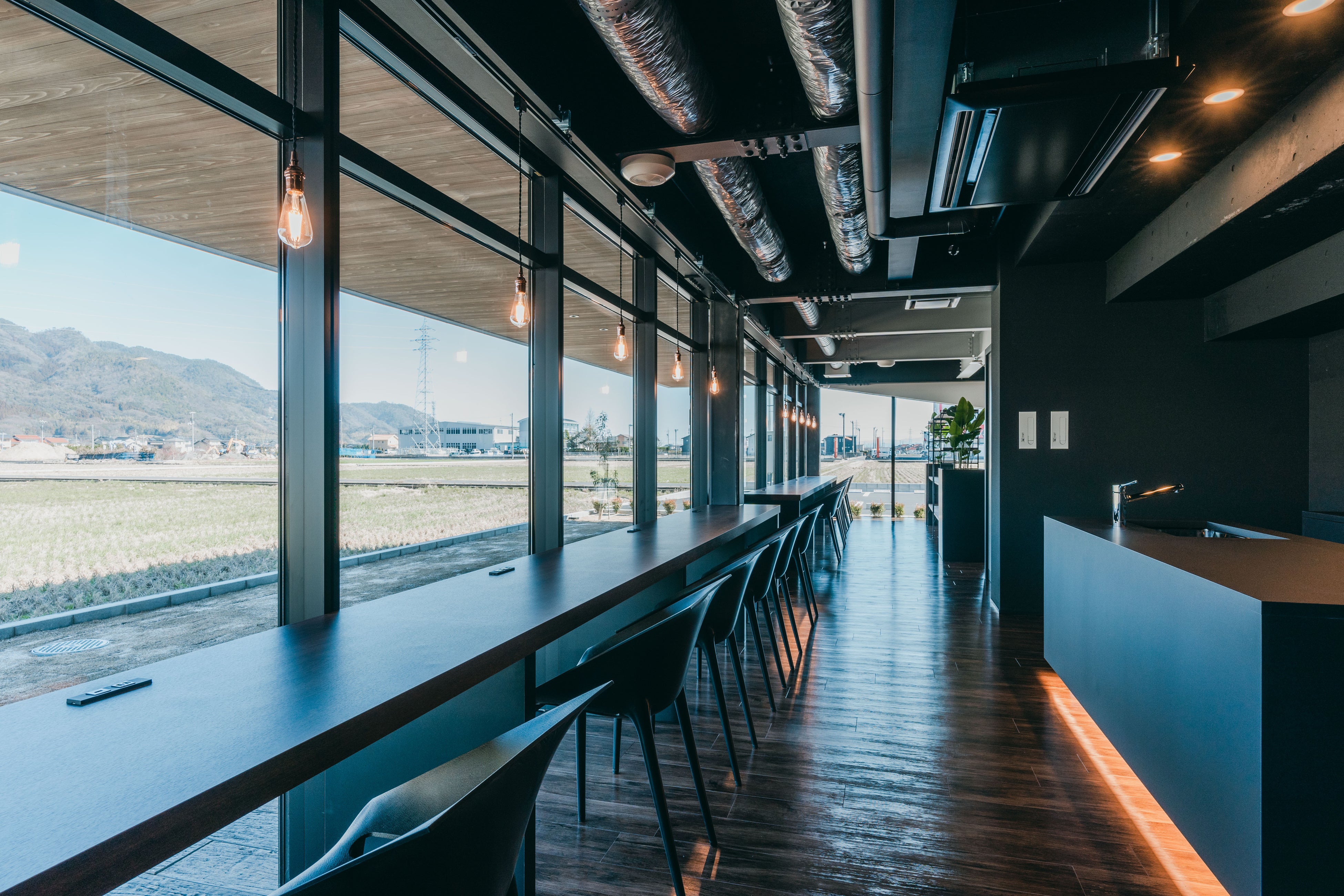 出雲の大自然を臨めるガラス張りのワークスペース