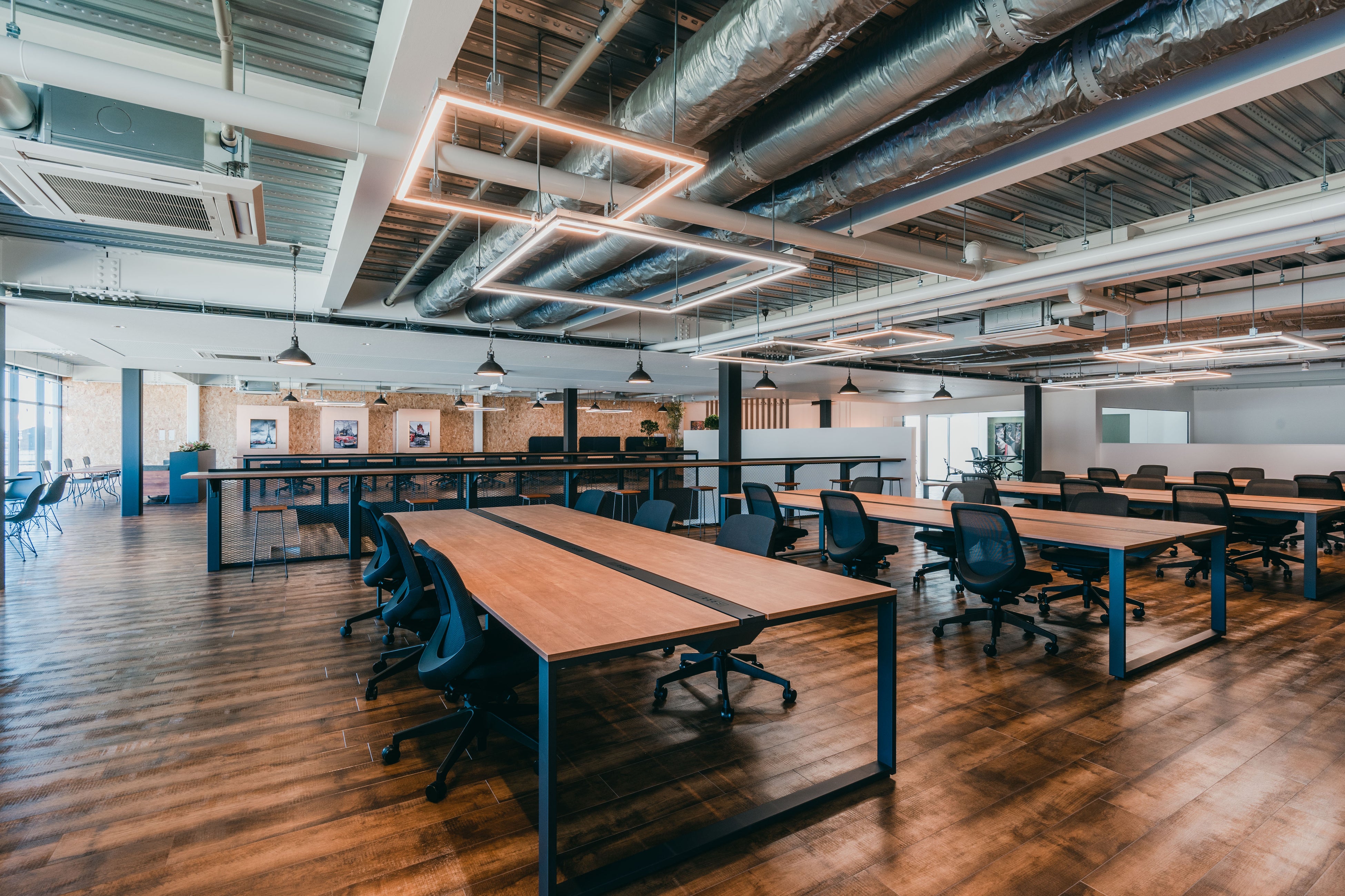 グリッドをイメージした天井の照明