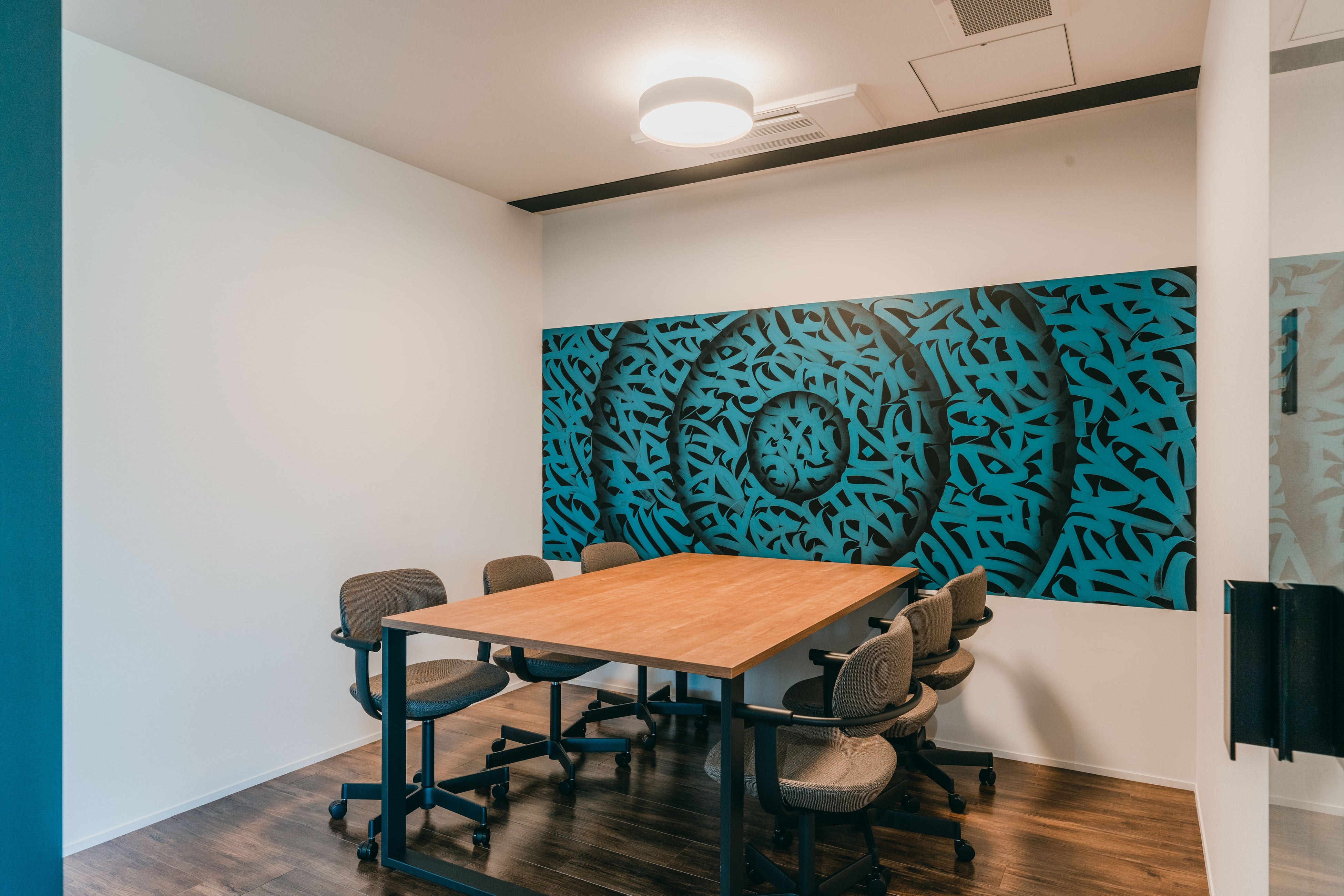 グリッドをイメージした壁画を施した個室