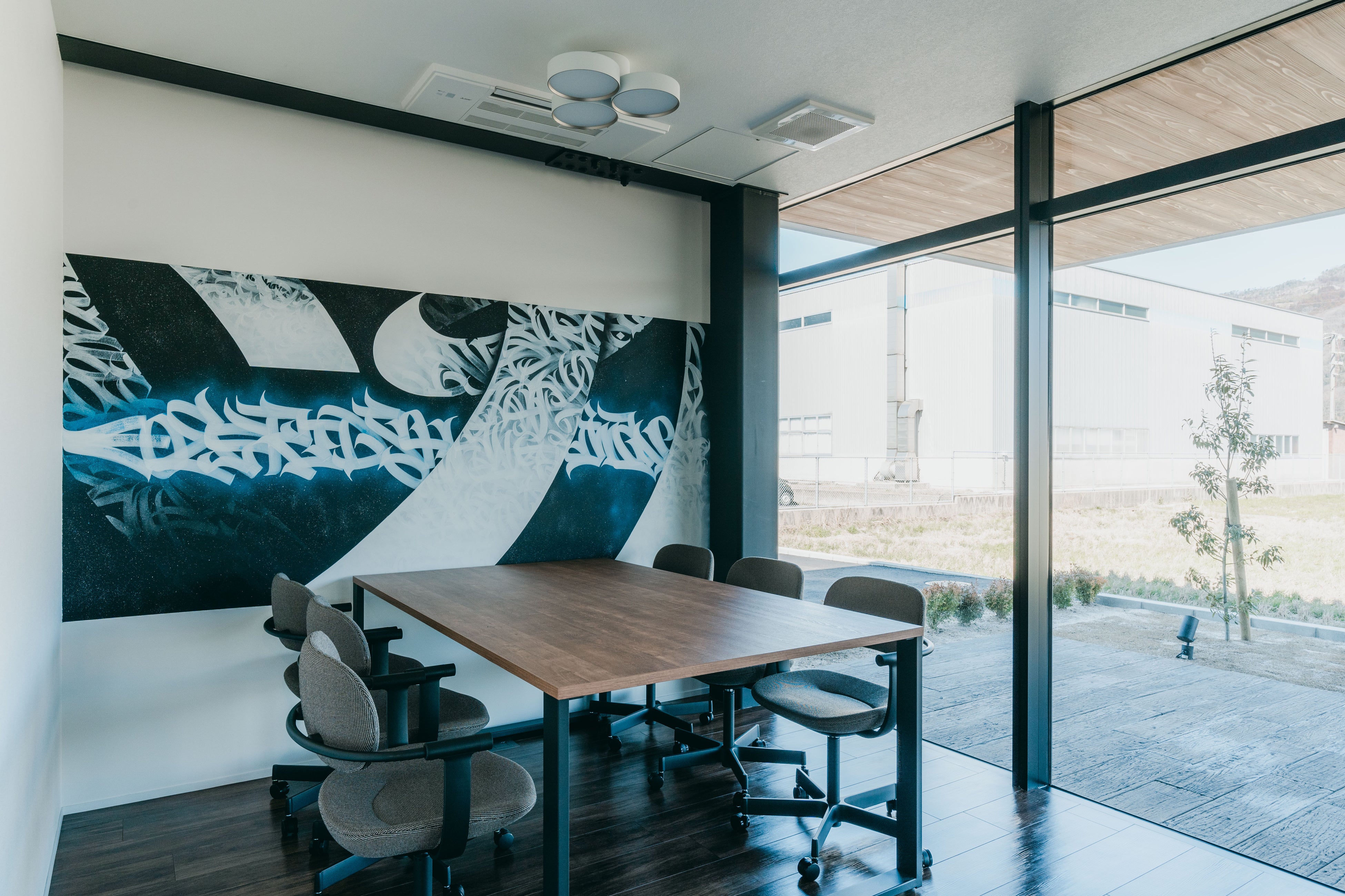 グリッドをイメージした壁画を施した個室