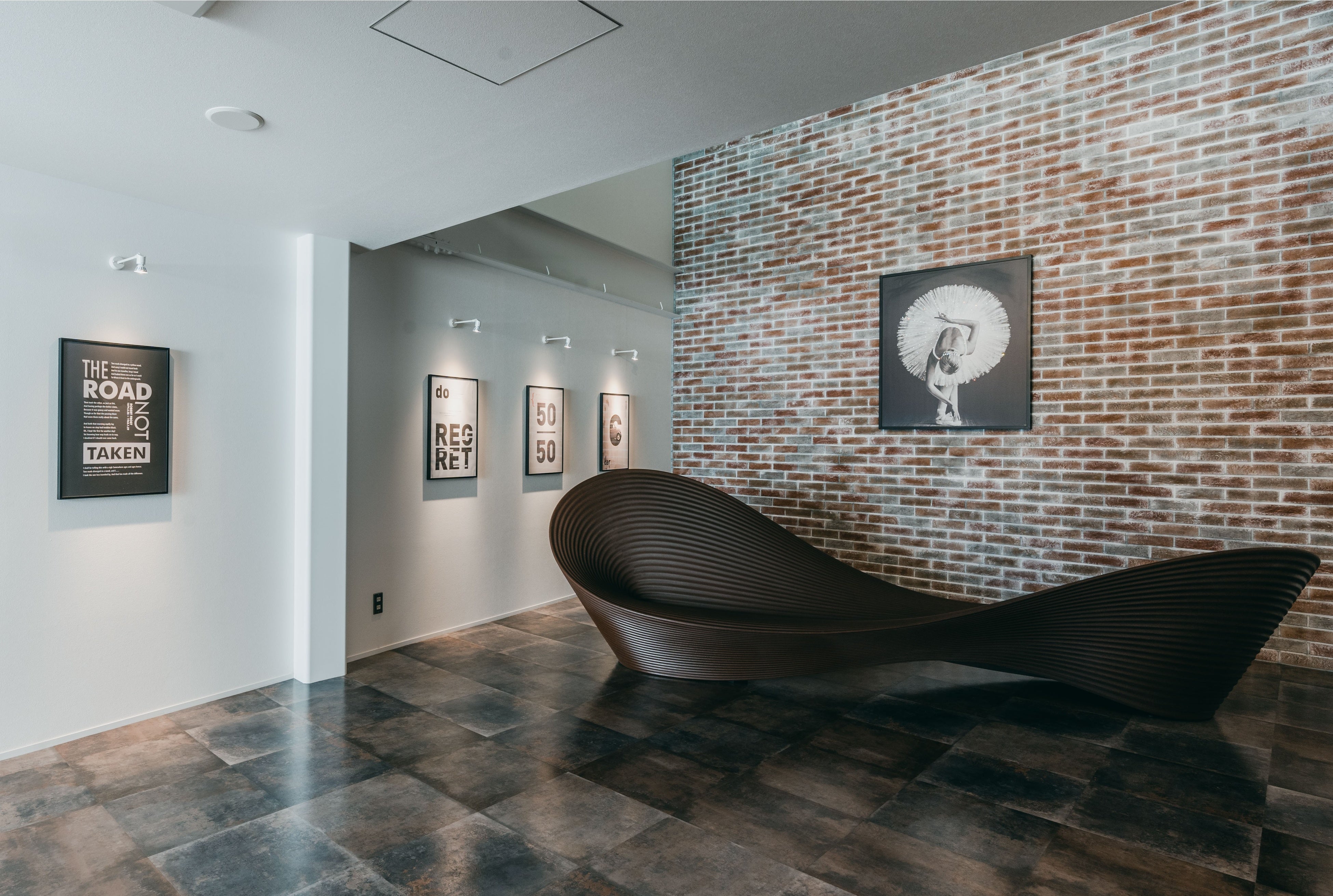 アート作品のようなエントランスのベンチ