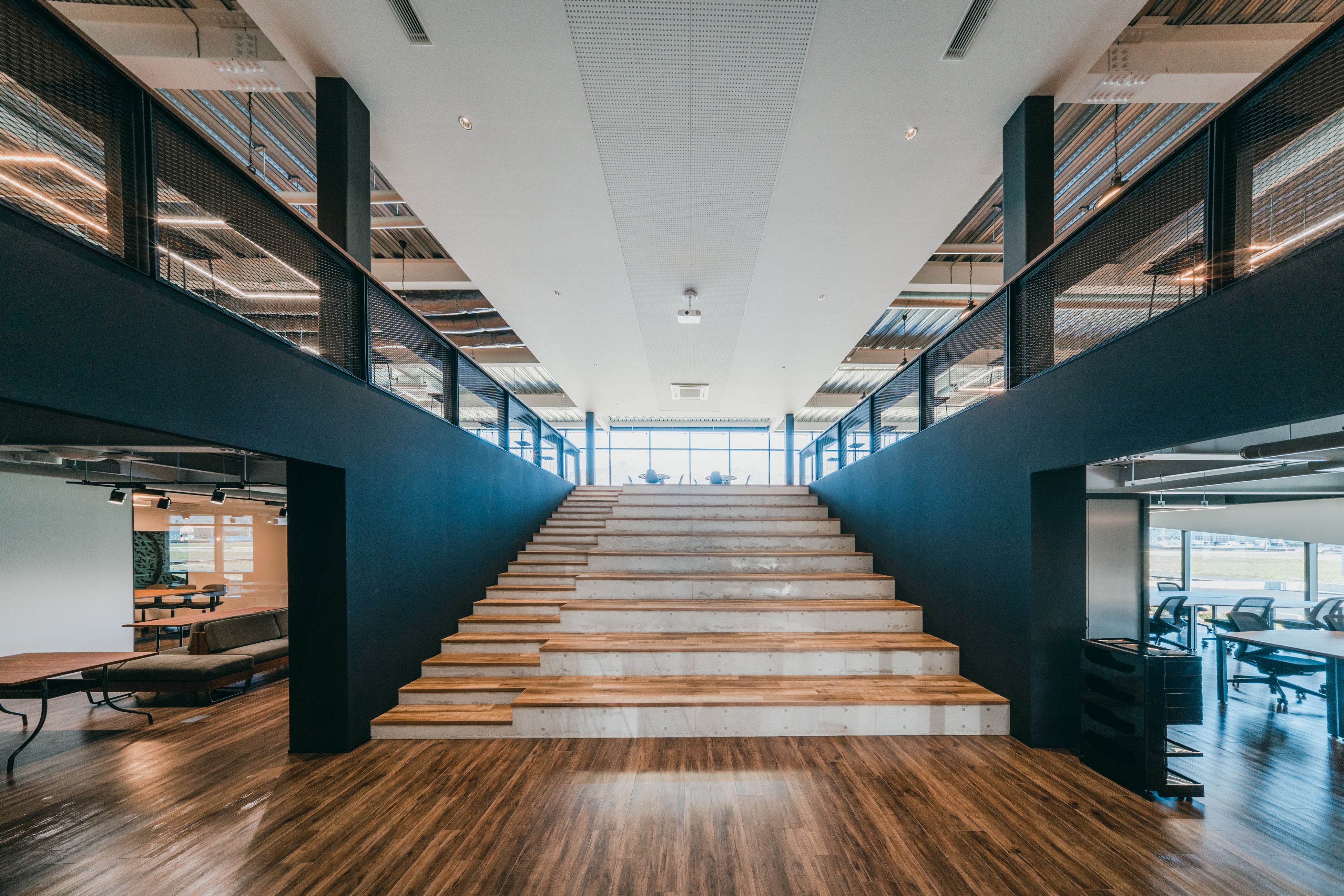 プレゼンルームの座席として使用可能な大階段