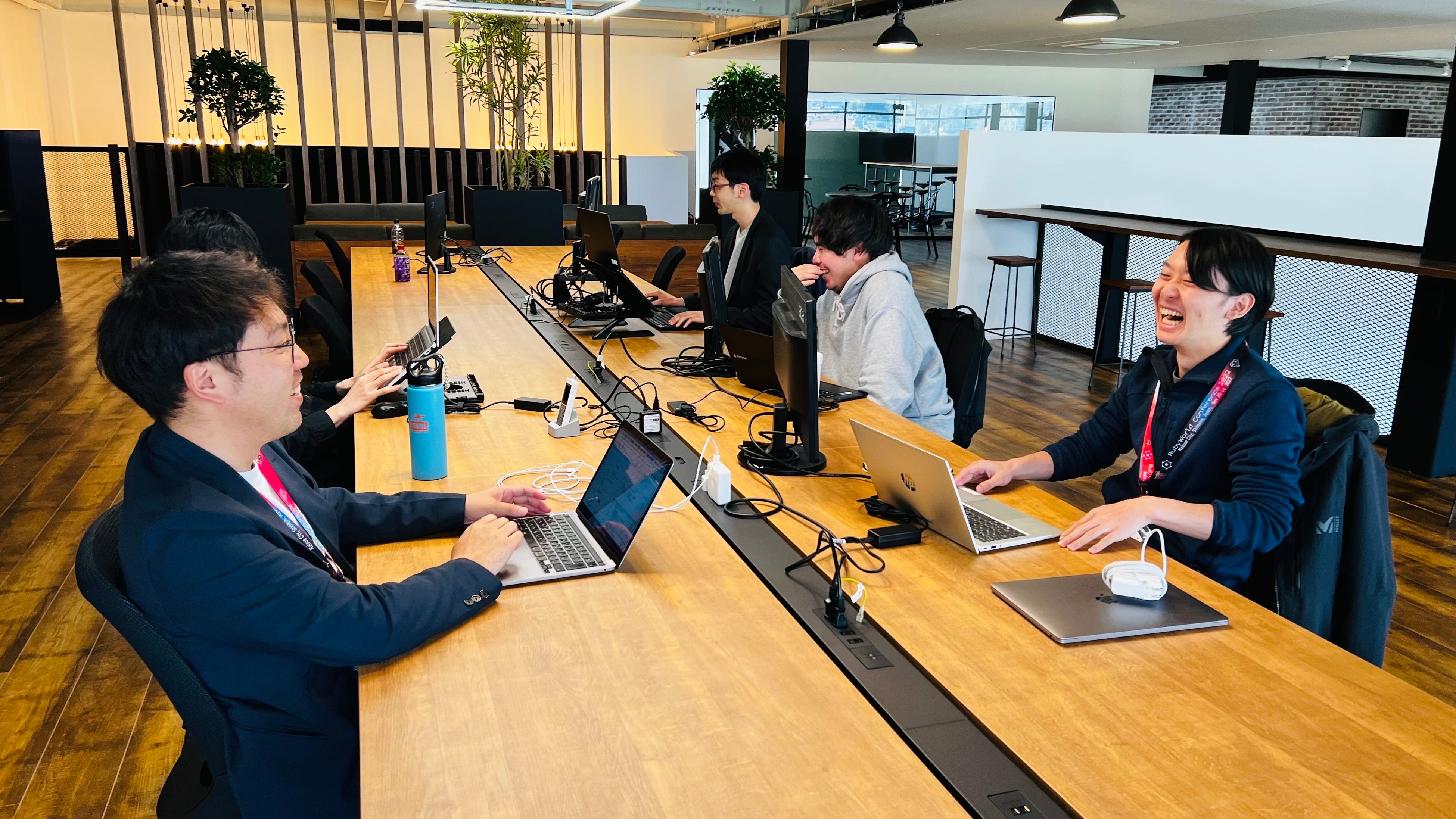 e-Grid本社オフィスで活発にコミュニケーションするエンジニアたち