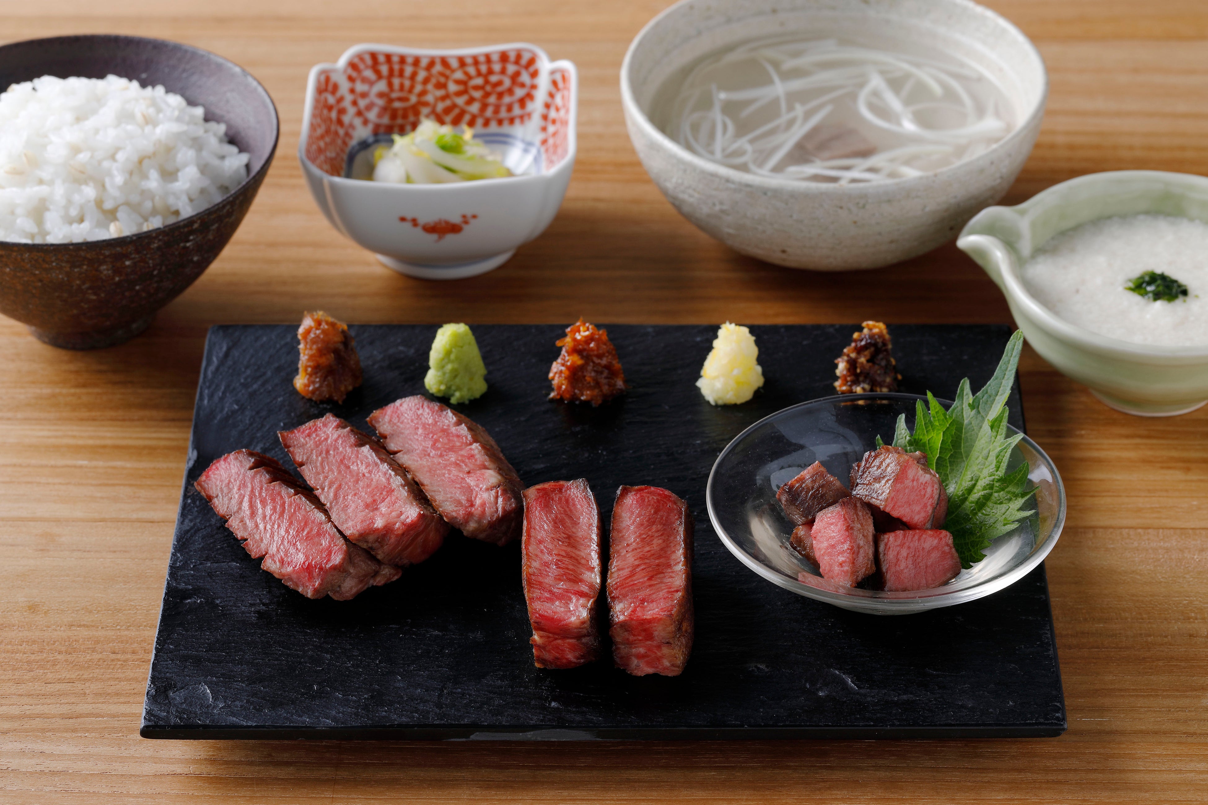 牛たん けやき看板メニュー『超極厚切三種盛定食』。牛たん調味料をけやき自慢のたん焼きとともに一緒に楽しめる。