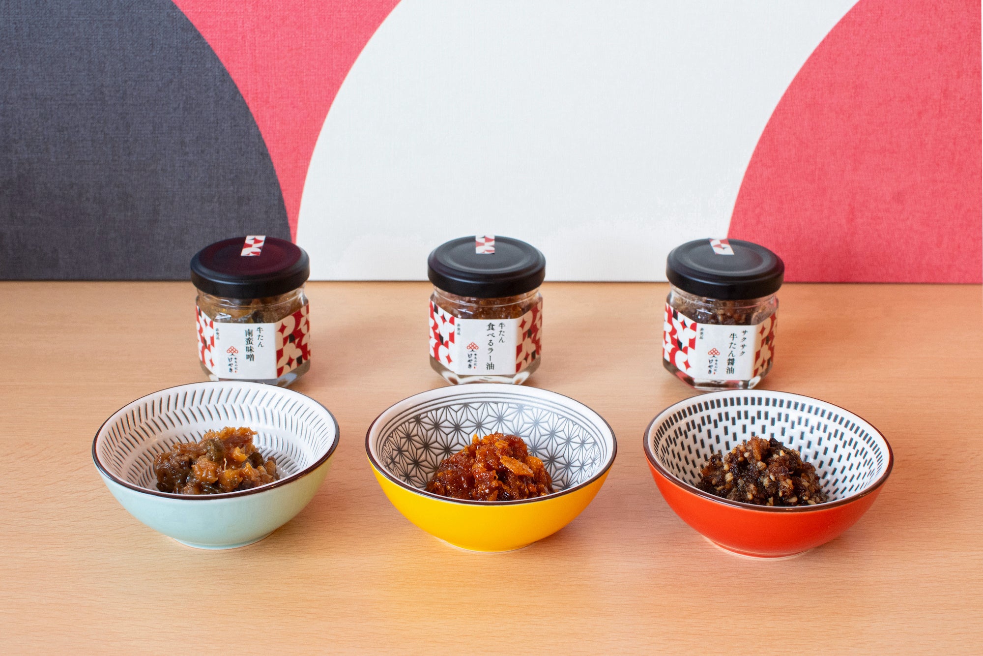 左から順に『牛たん南蛮味噌』『牛たん食べるラー油』『サクサク牛たん醤油』