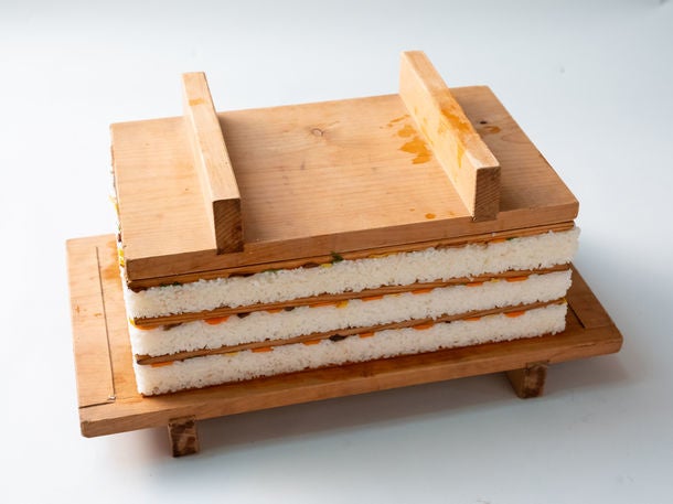 こけら寿司は押し寿司です。