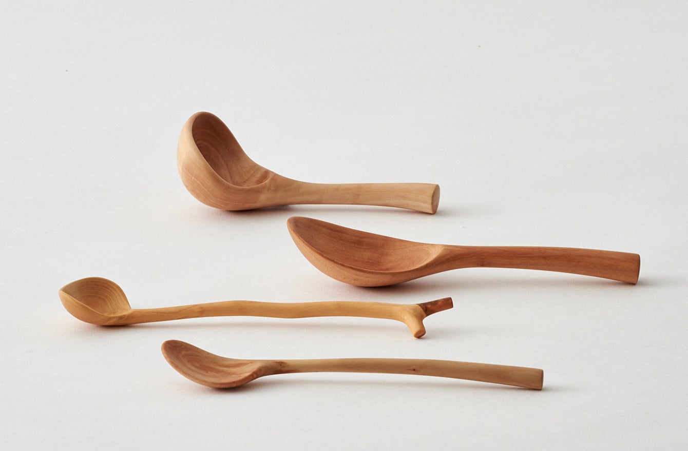 枝の自然なカーブをそのまま活かしてつくります。