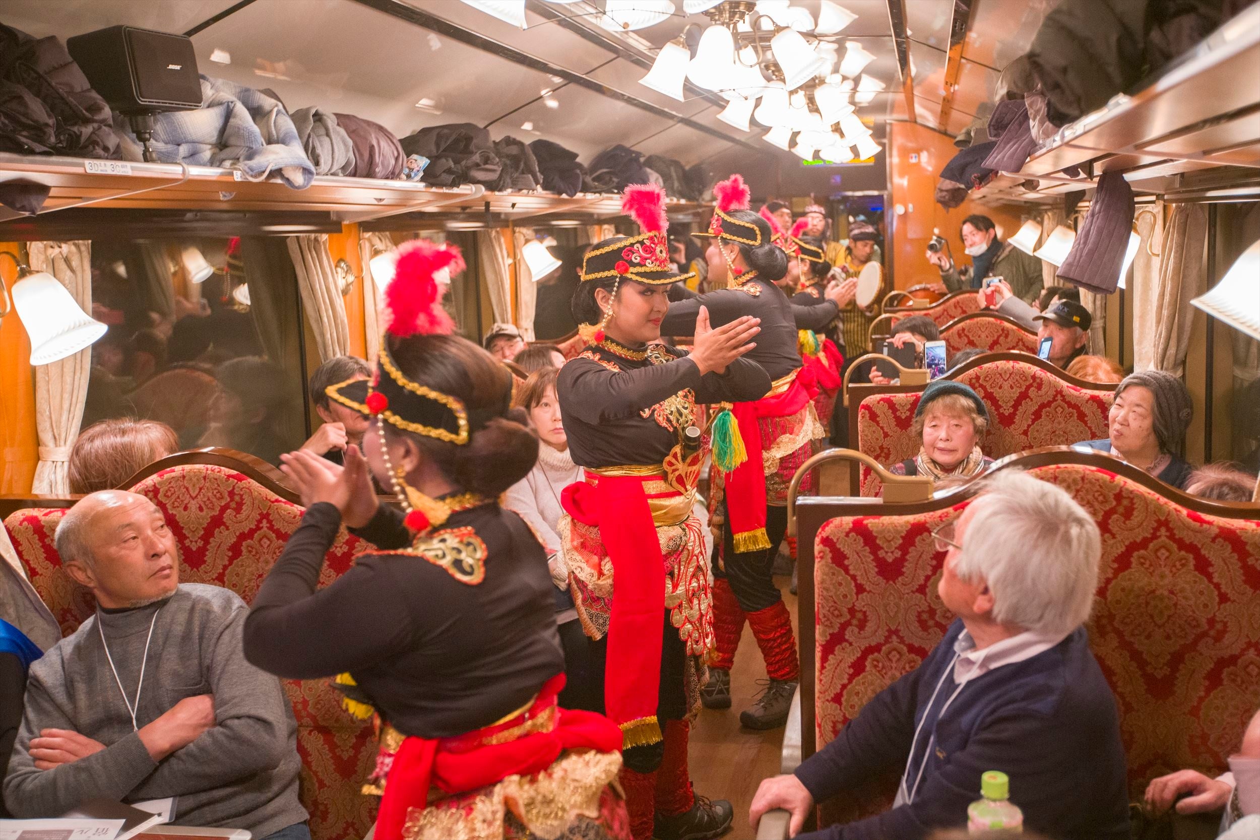 ▲三陸芸能列車　三陸鉄道車内の様子クリスチン・マニス（インドネシア）